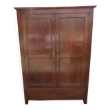 Armoire en noyer  ouvrant par 2 portes et un tiroir passe partout par ses dimensions