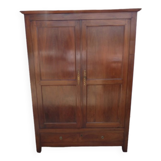 Armoire en noyer  ouvrant par 2 portes et un tiroir passe partout par ses dimensions