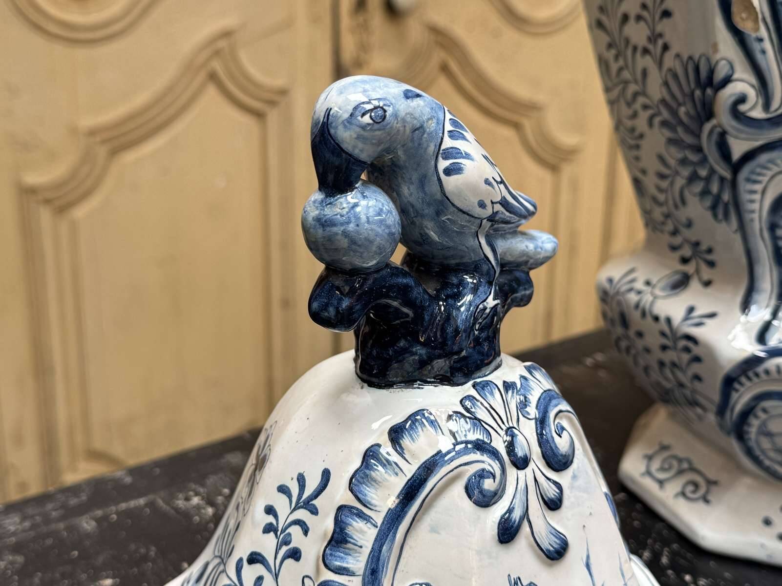 Large baluster vase with parrot - Holland, Delft 19th century