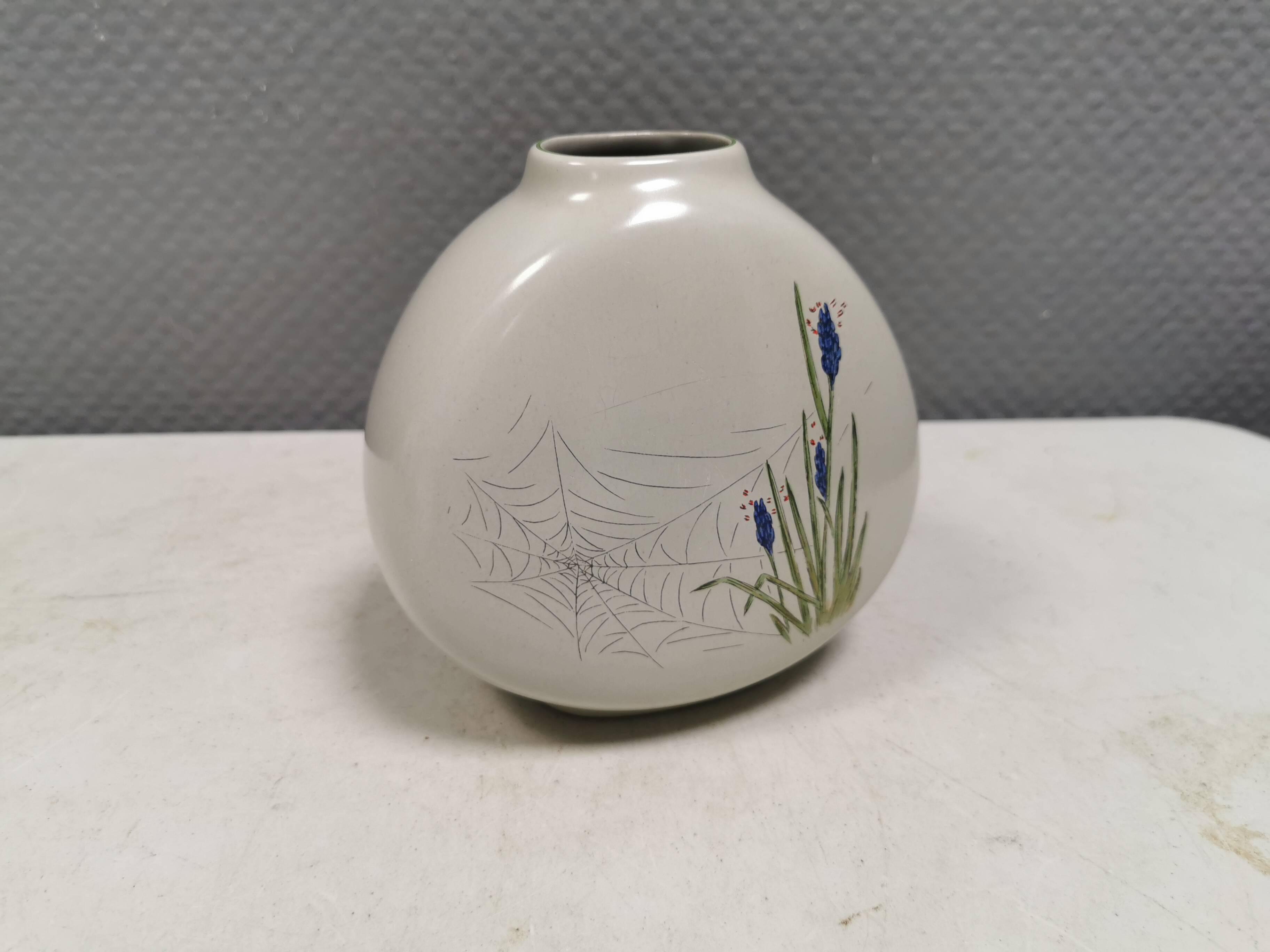 Vase conçue par Johannes Hansen (JH) pour Knabstrup, Danemark, dans les années 1960.