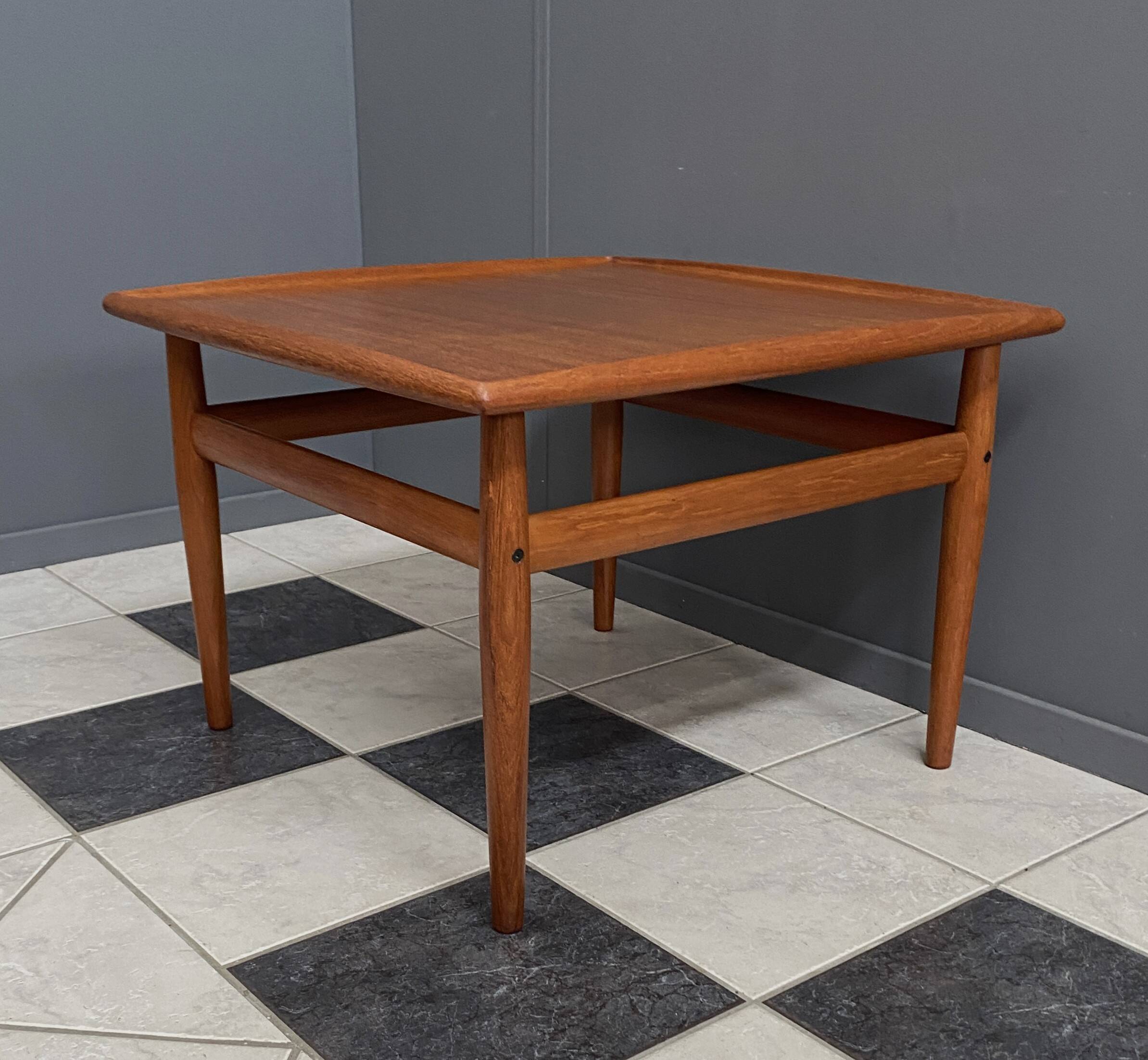 Table basse carrée en teck par Grete Jalk pour Glostrup Danemark années 1960.