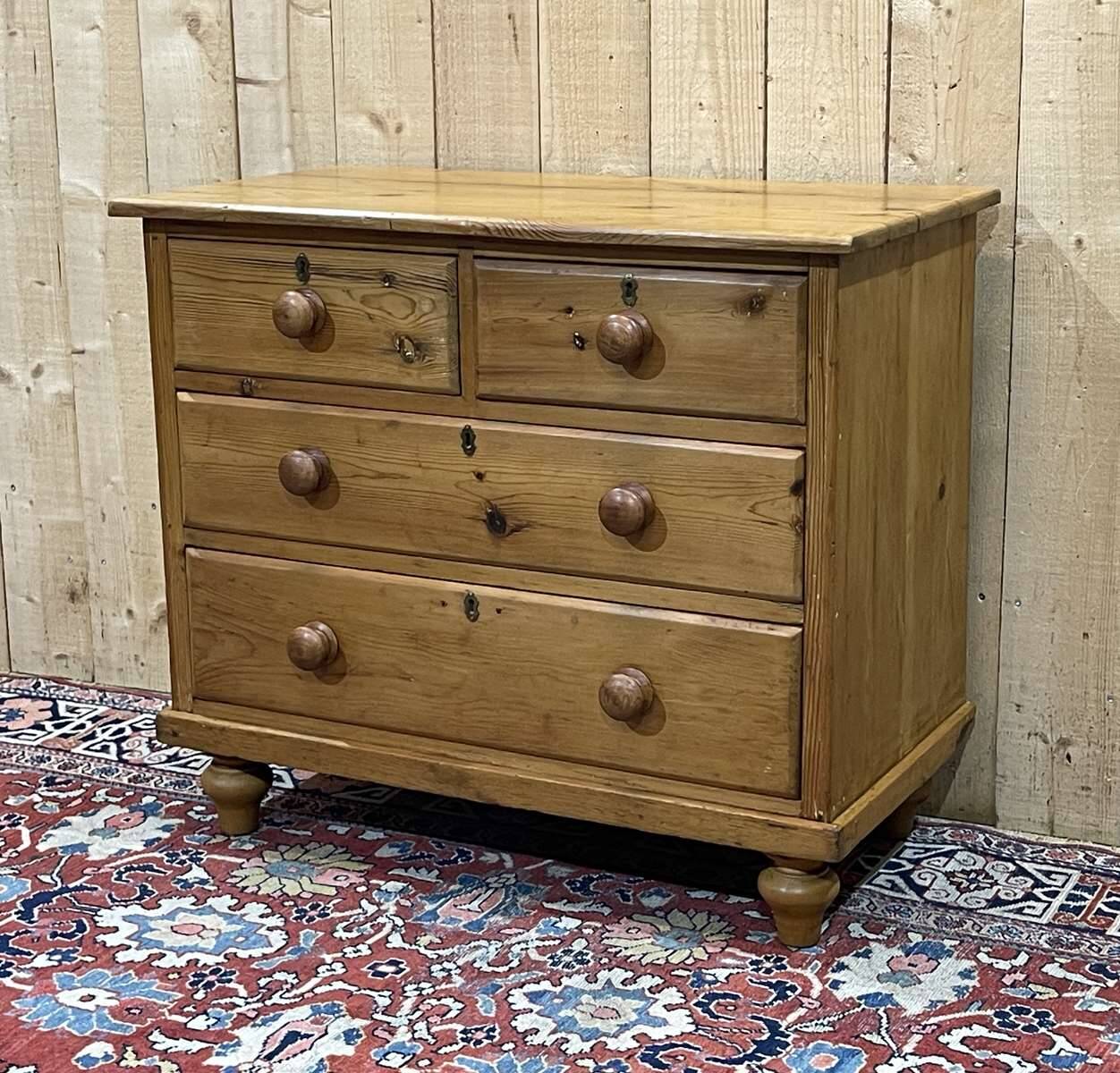 English chest of drawers from the end of the 19th century in fir