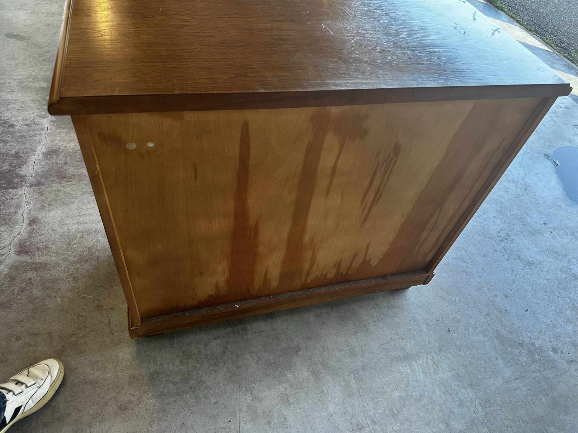 Commode en chêne à quatre tiroirs, style classique