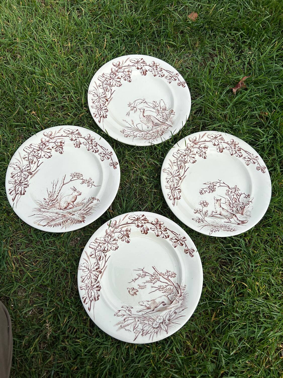 Set of 12 earthenware dinner plates, Hunting pattern