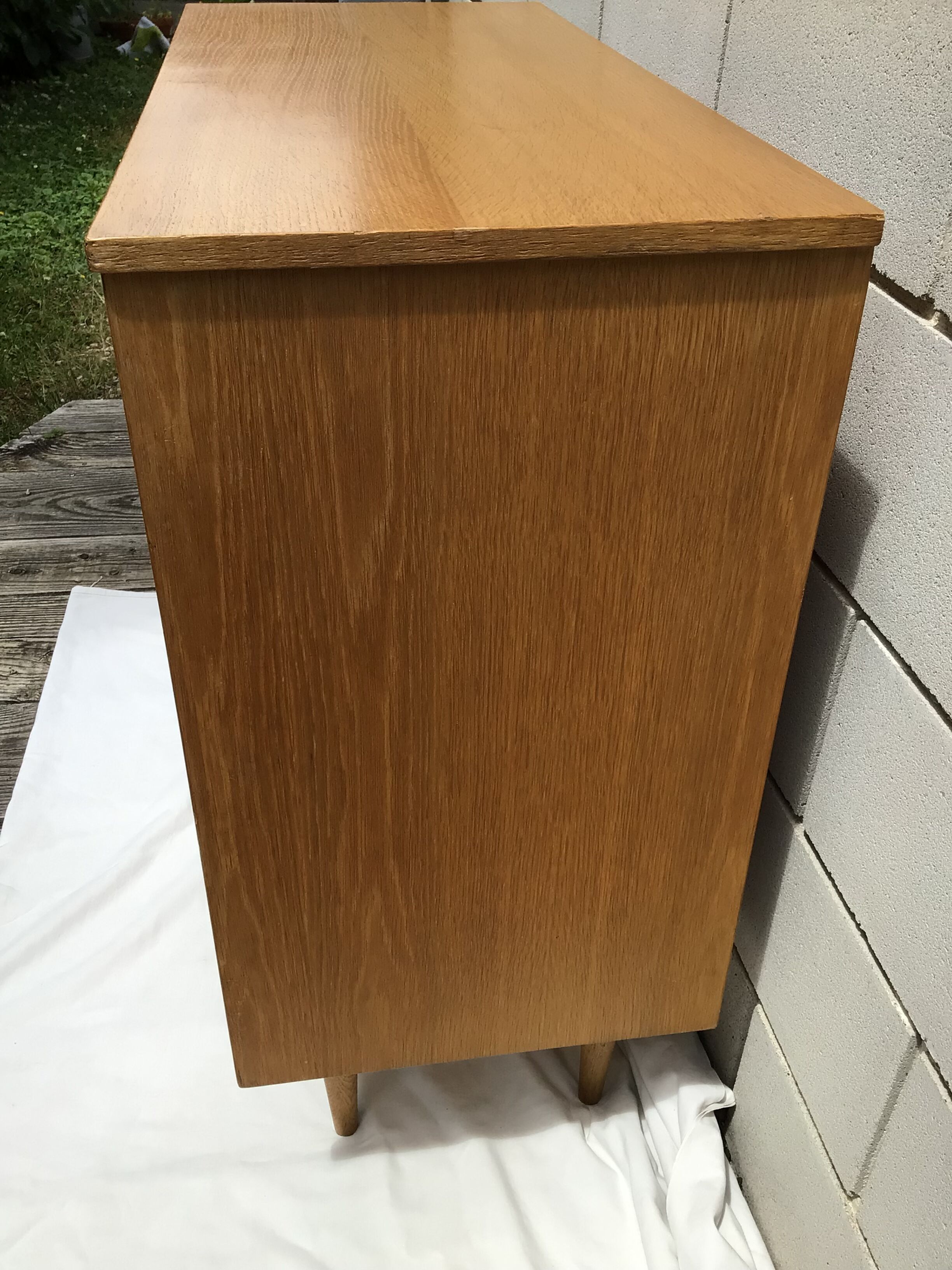 Commode plaquage chêne pieds fuseaux années 60