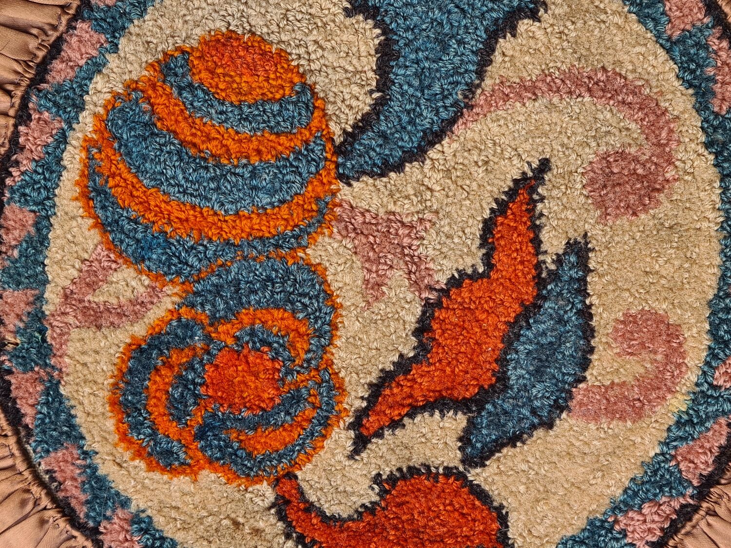 Round art deco cushion