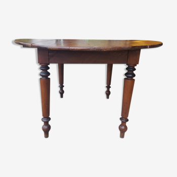 Round dining table