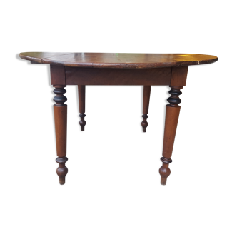 Round dining table