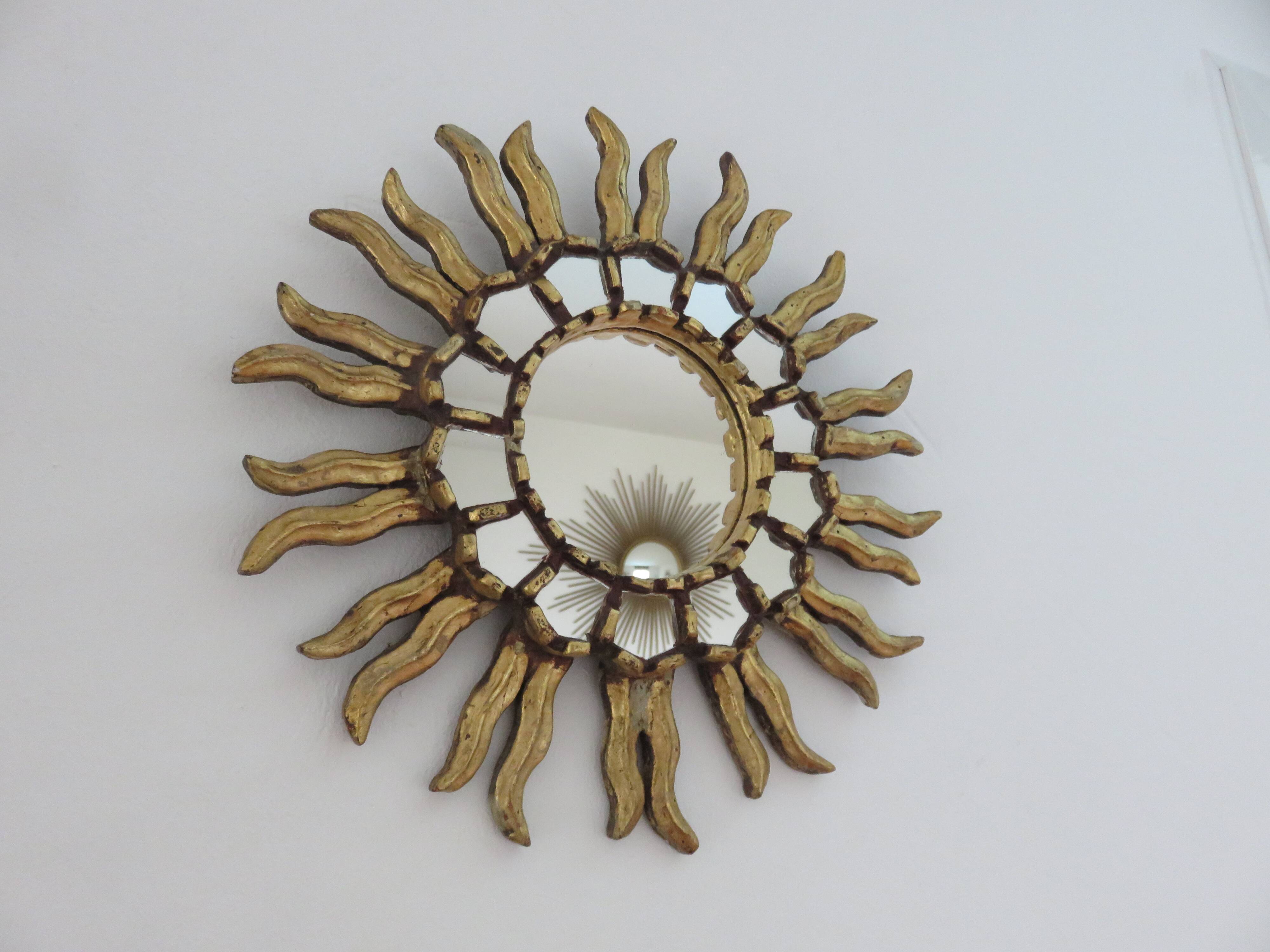 Miroir soleil en bois doré avec incrustations début XXème
