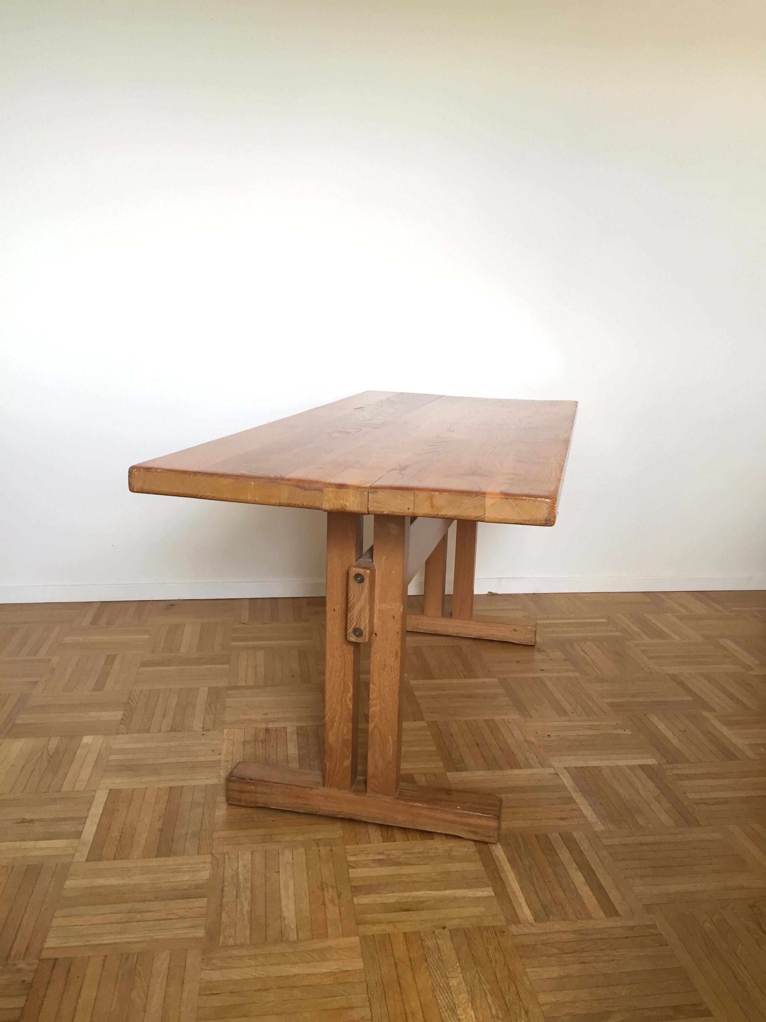 Table repas en orme massif de Charlotte Perriand pour "Les Arcs"