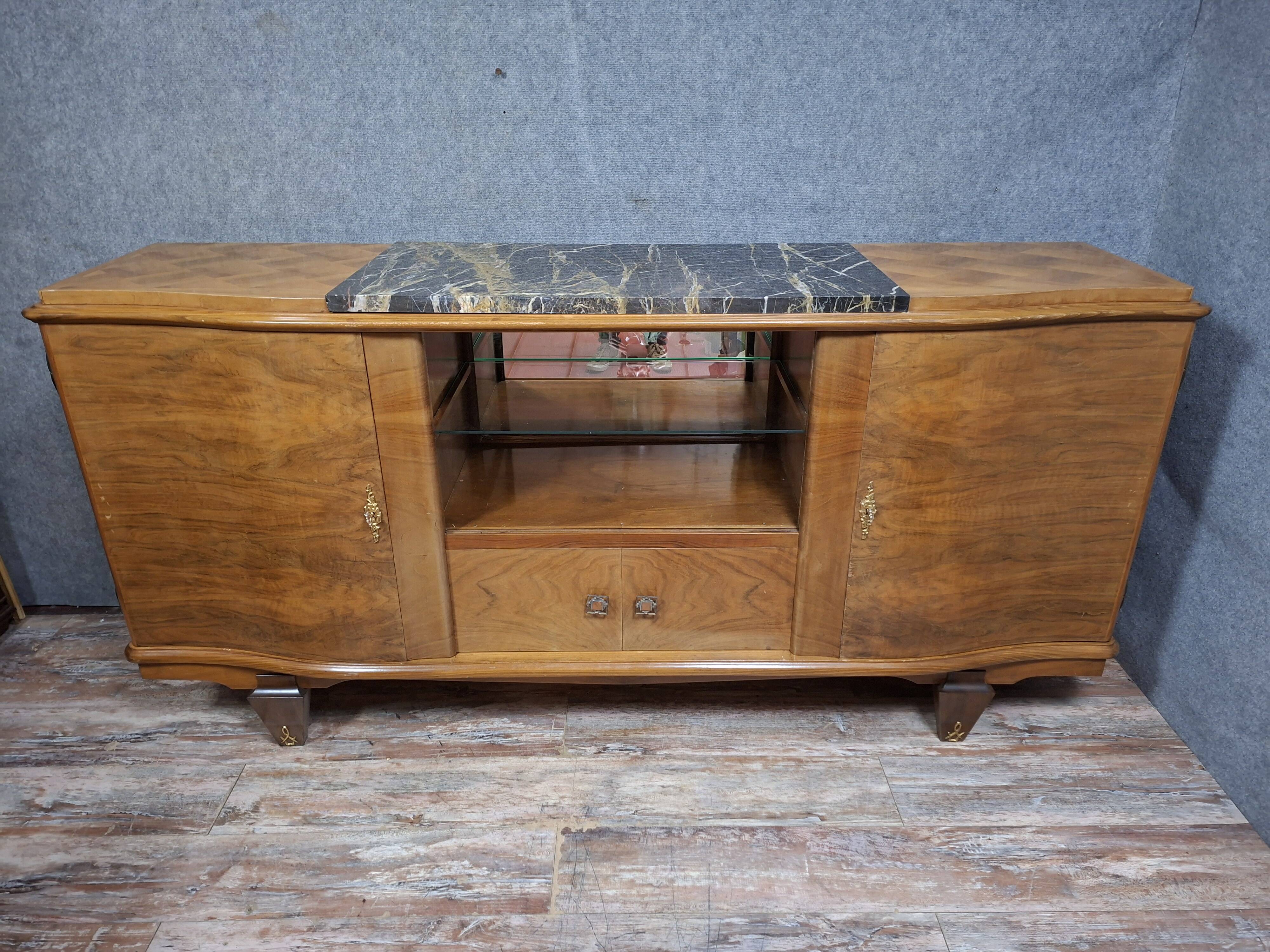 Art Deco buffet in flame walnut veneer, French work from the 1930s.