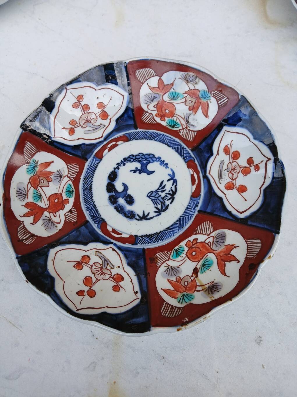 Set of 3 Imari plates - Japanese porcelain - fish decoration