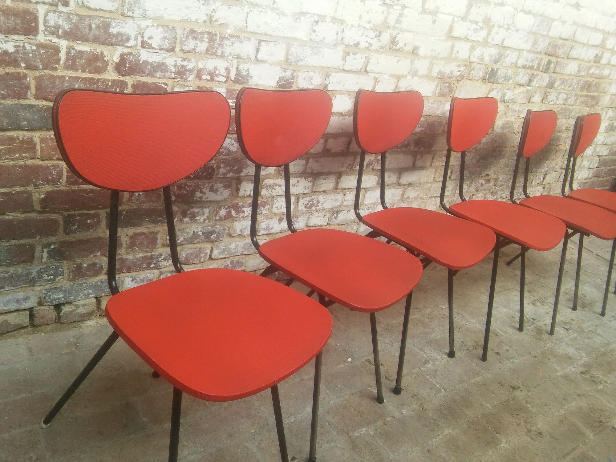 Lot of 6 red chairs in faux leather metal compass feet
