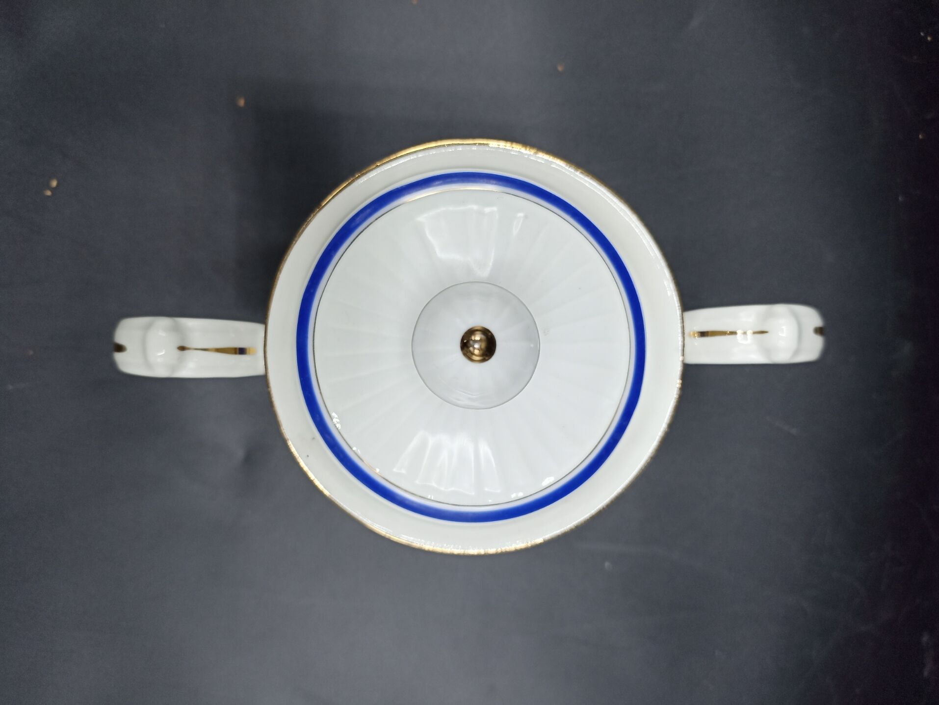 Bonbonnière / Sucrier in pleated porcelain