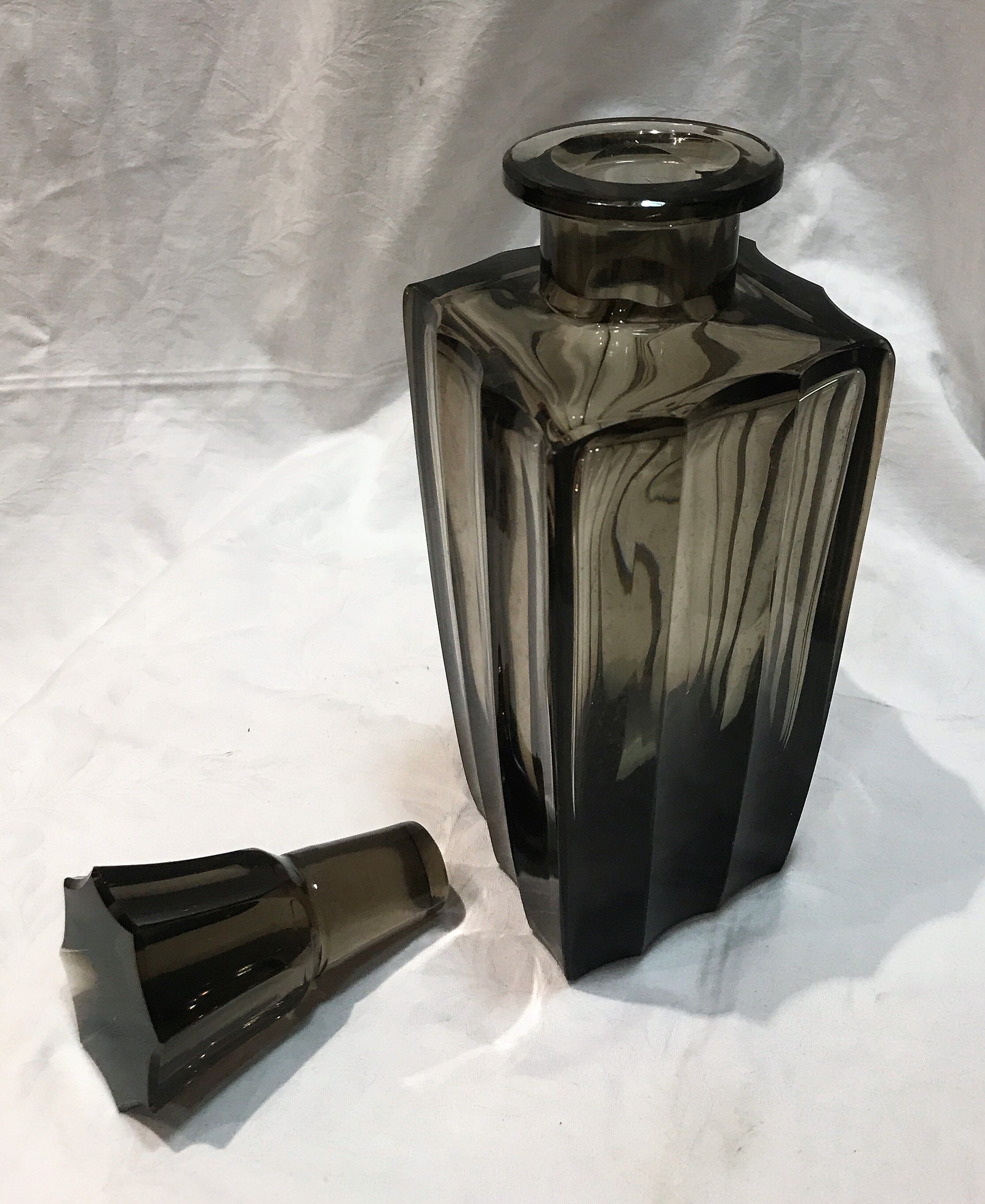 Carafe à alcool en verre fumé 1950
