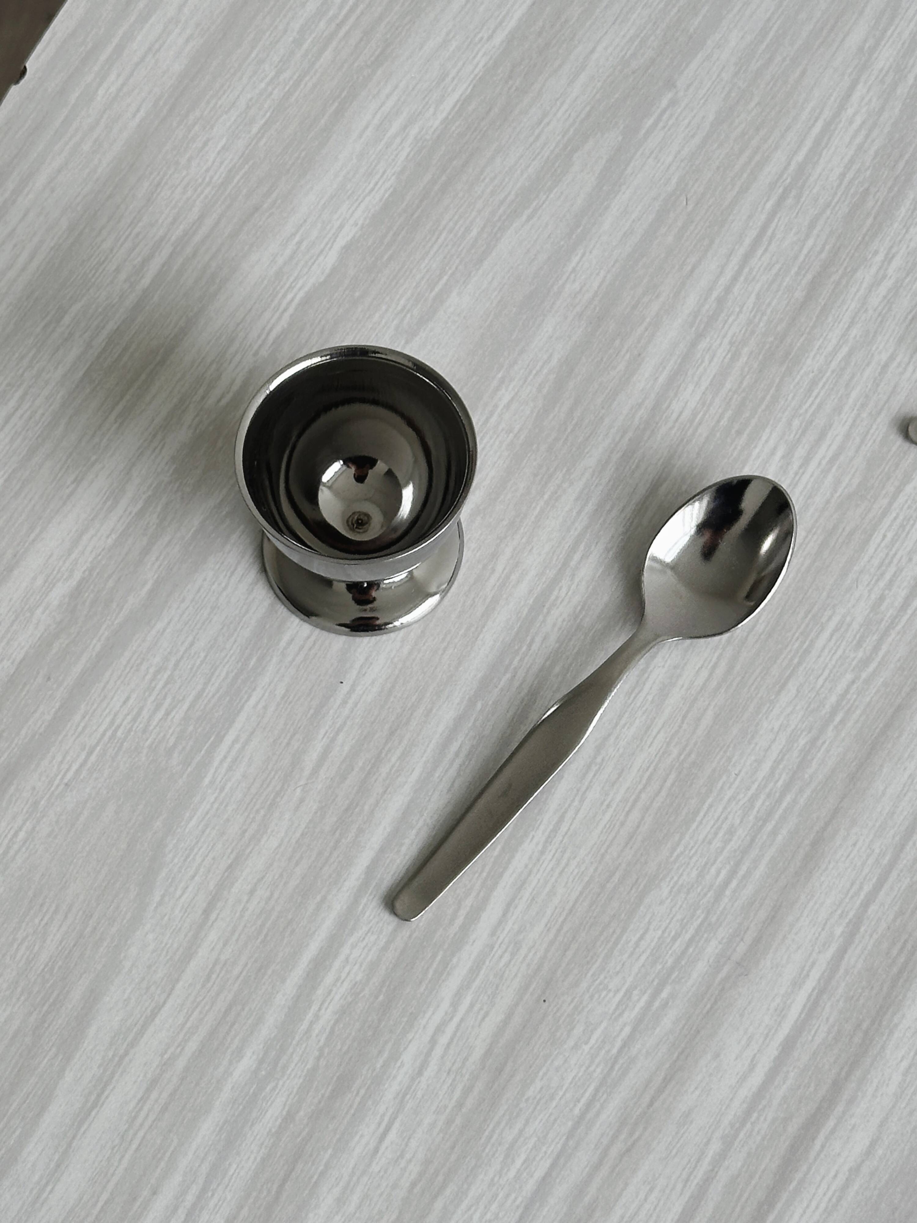 6 silver-plated metal egg cups