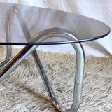 Table basse chromée et verre fumé – années 70