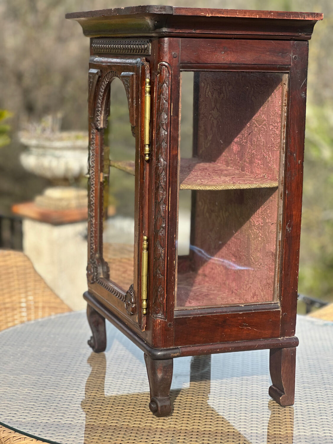 Small display cabinet to place in carved solid oak, 19th century.