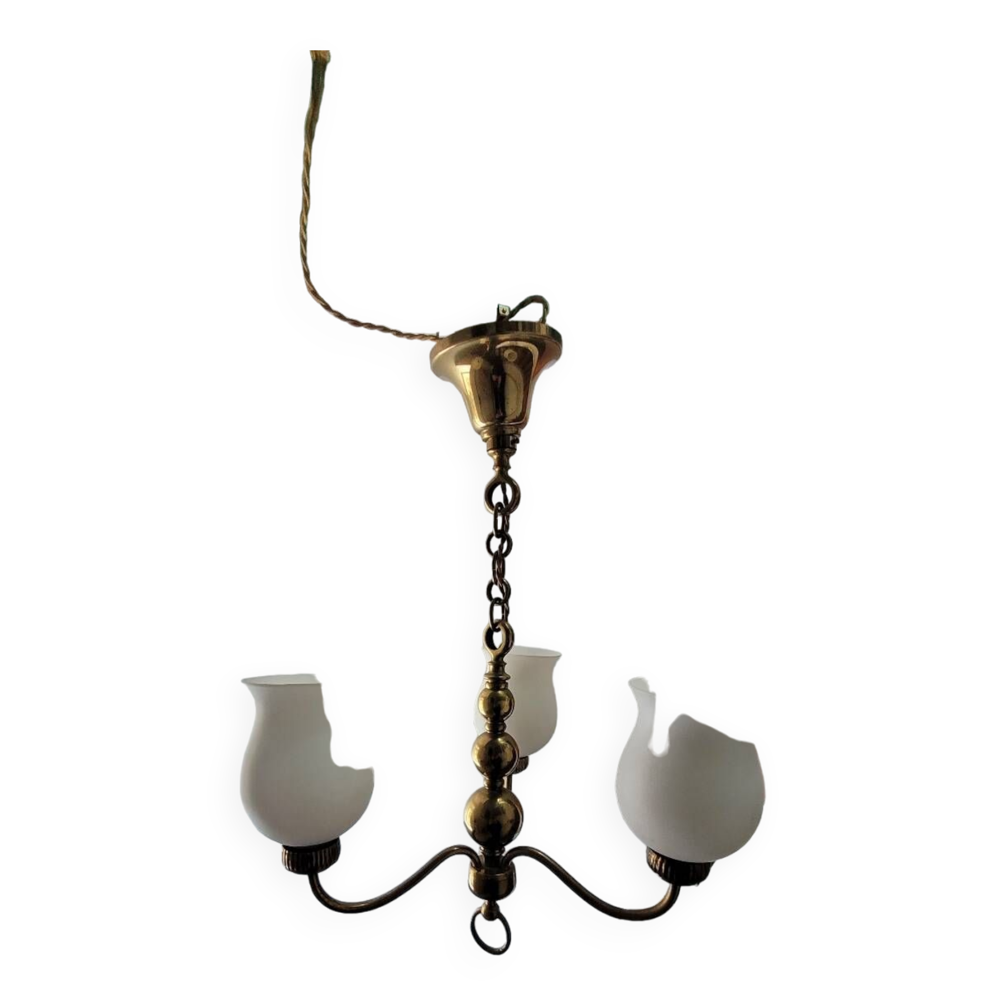 Three-light chandelier in brass and opaline.