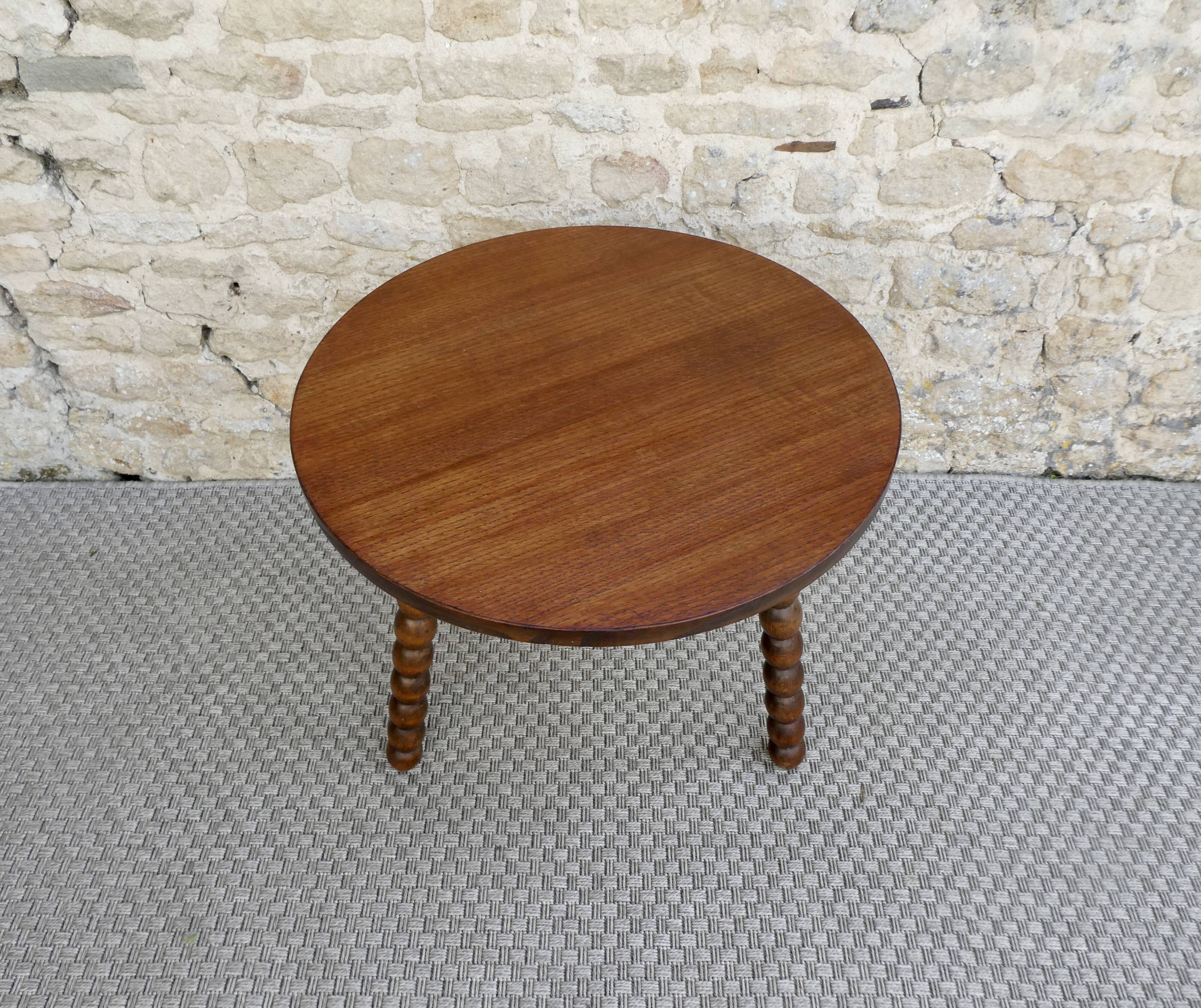 Tripod gueridon with turned wooden legs