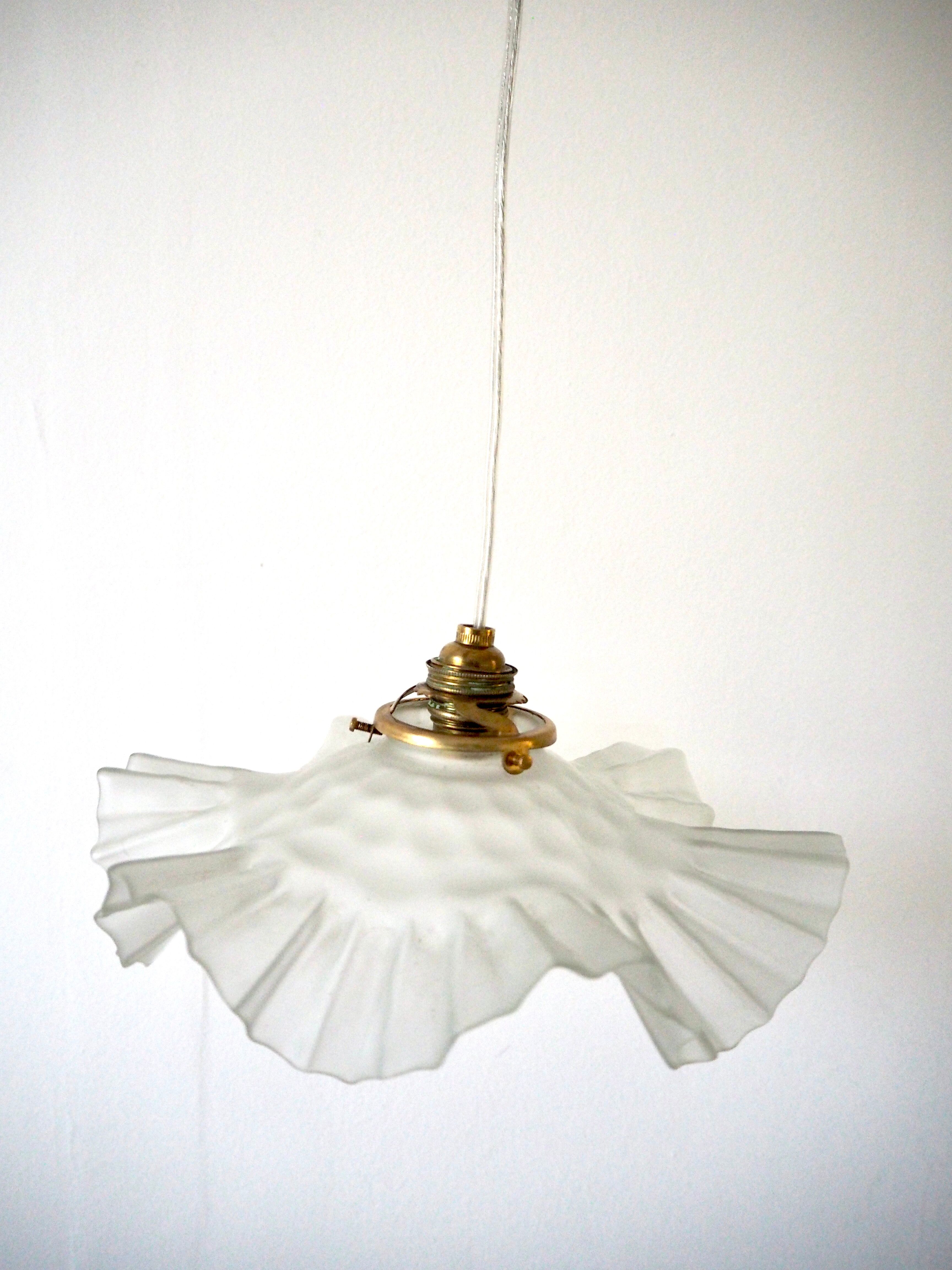 Suspension fleur en verre dépoli