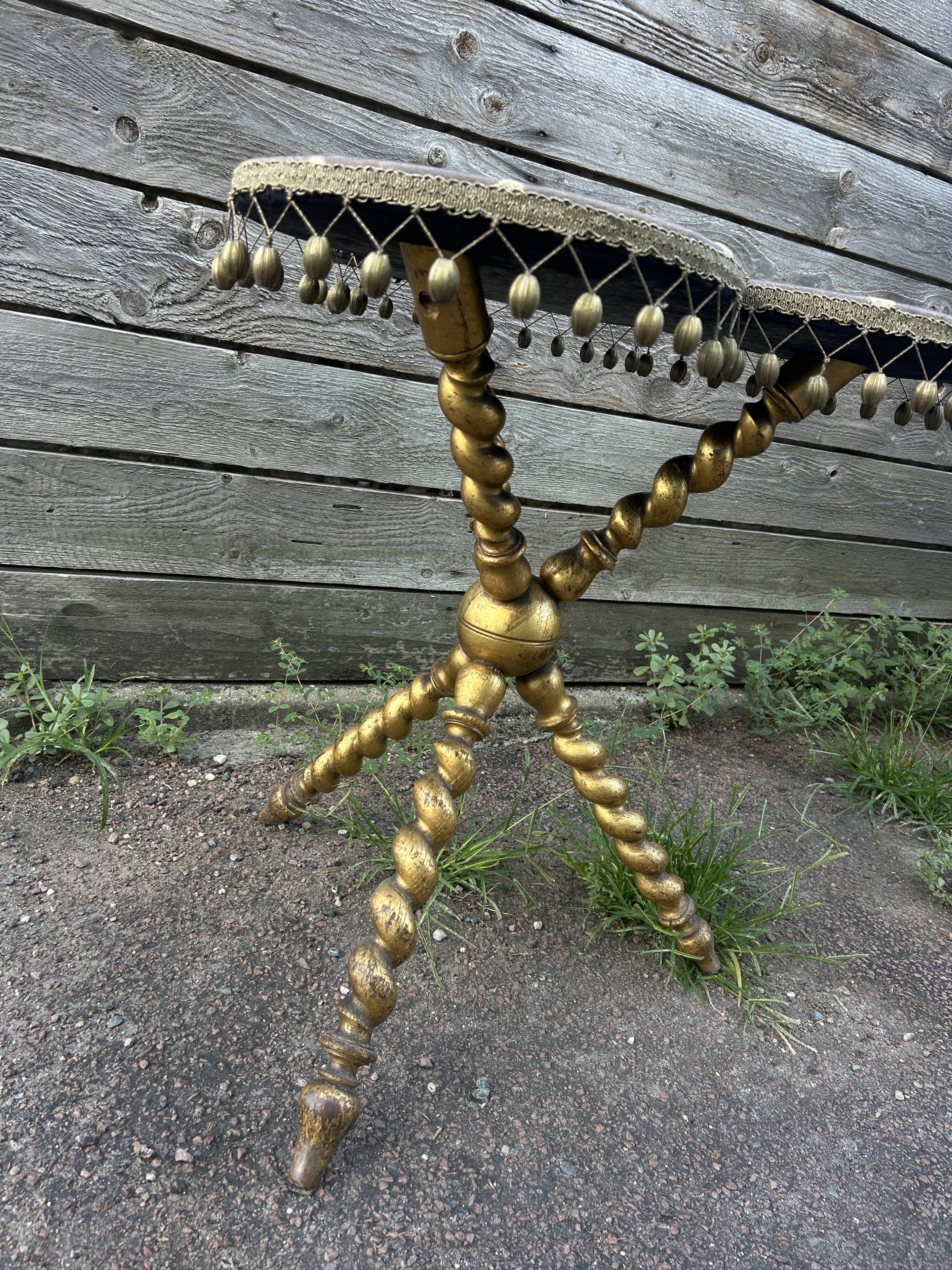 Louis XIII style gueridon, gilded legs, trilobed top.