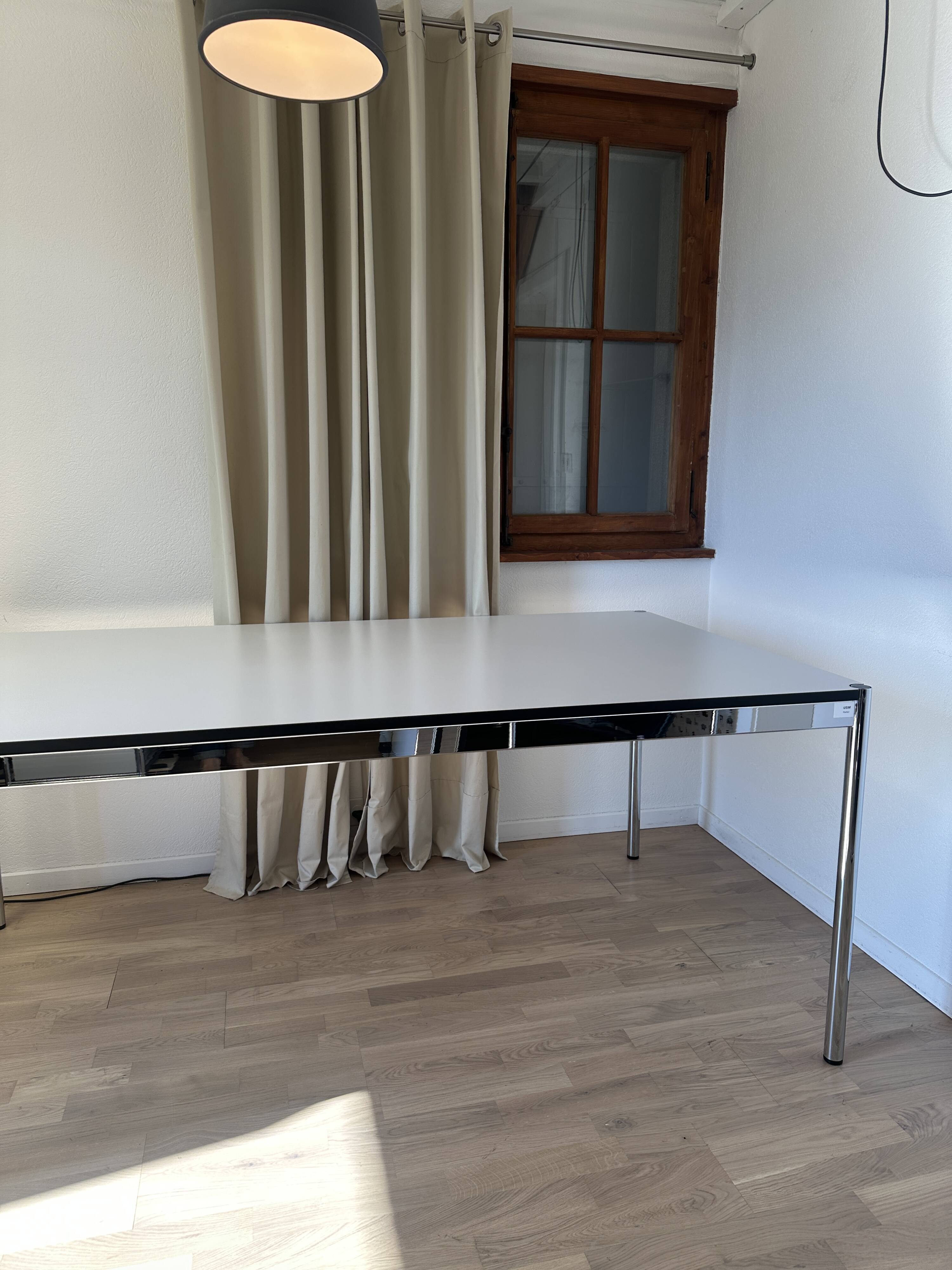 Bureau USM Haller en stratifié gris perle