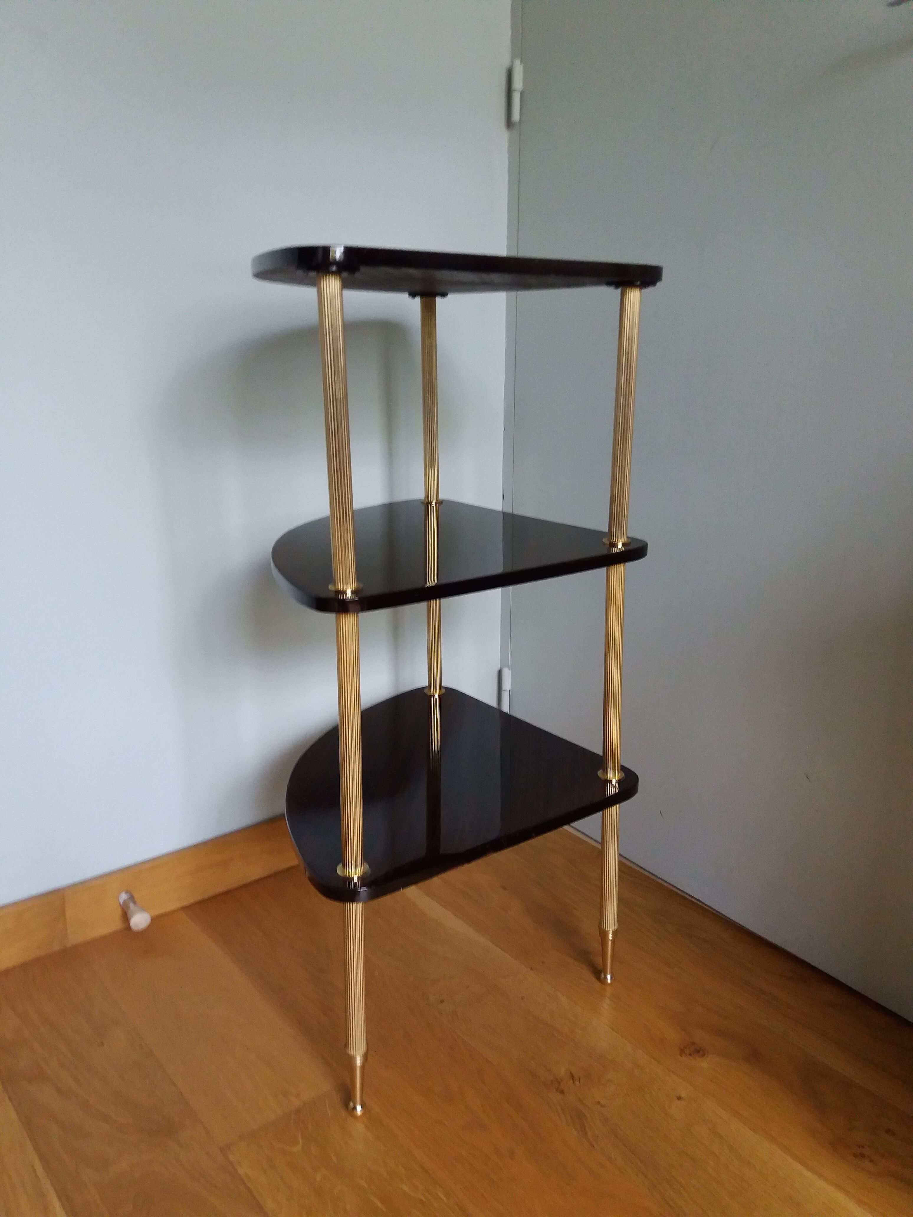 Formica corner shelf neck and gilded metal