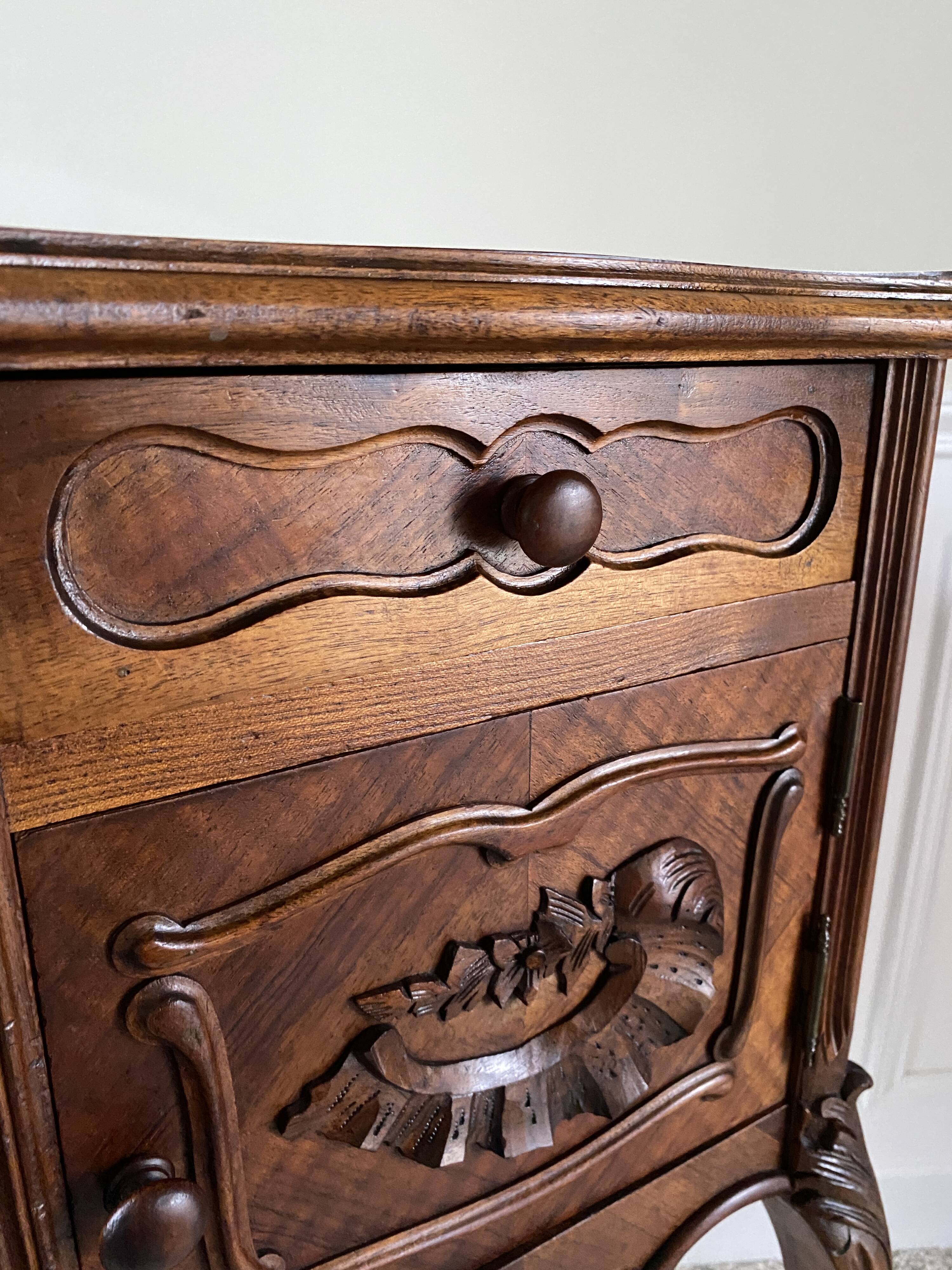 Bedside table / bedside table in veneered wood, molded and carved with foliage Louis XV style