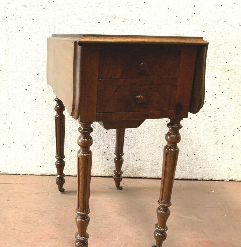 Table de chevet a battant en noyer XX siècle