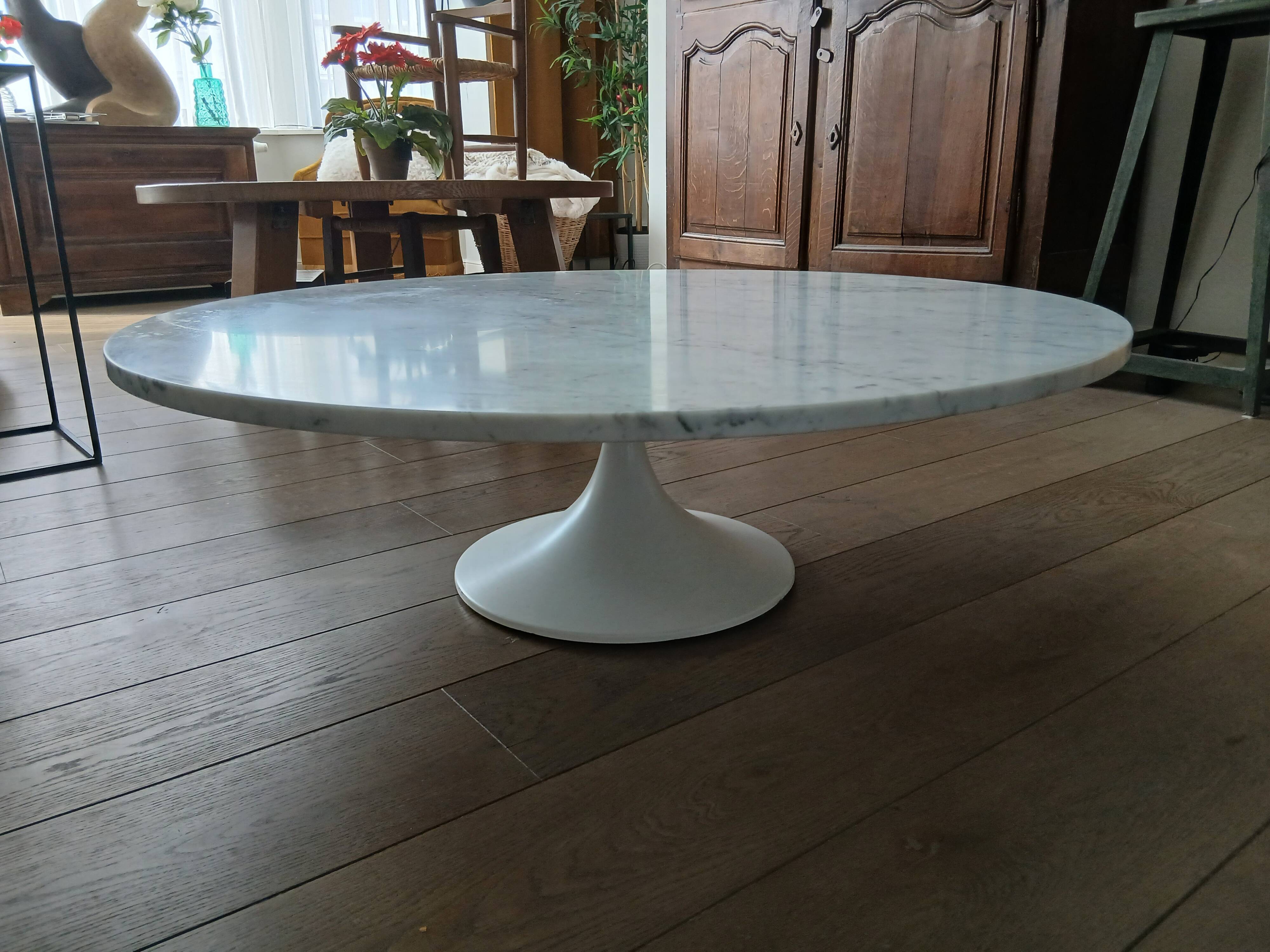 Round marble coffee table with tulip base.