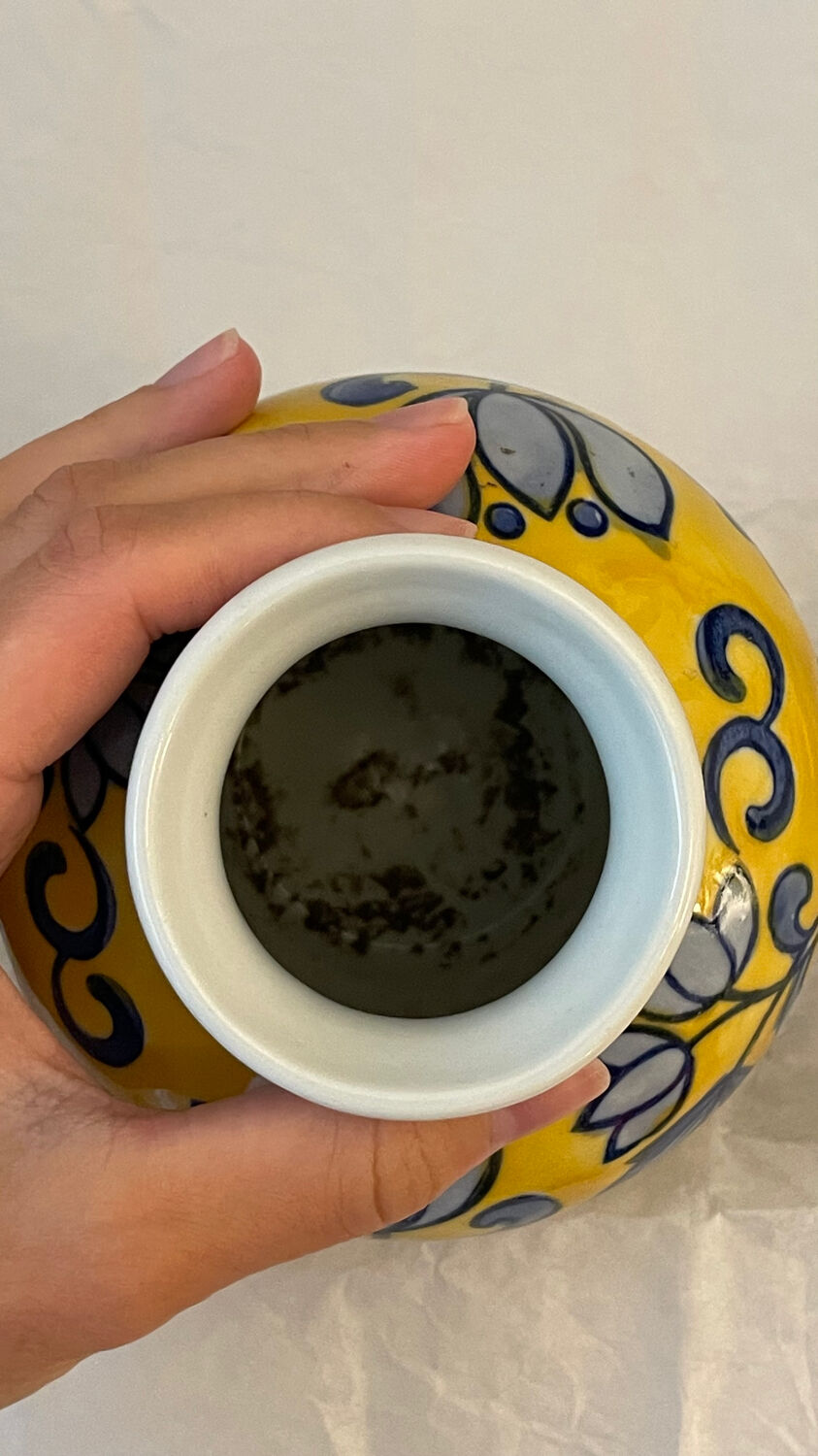 vase en porcelaine jaune à fleurs bleues