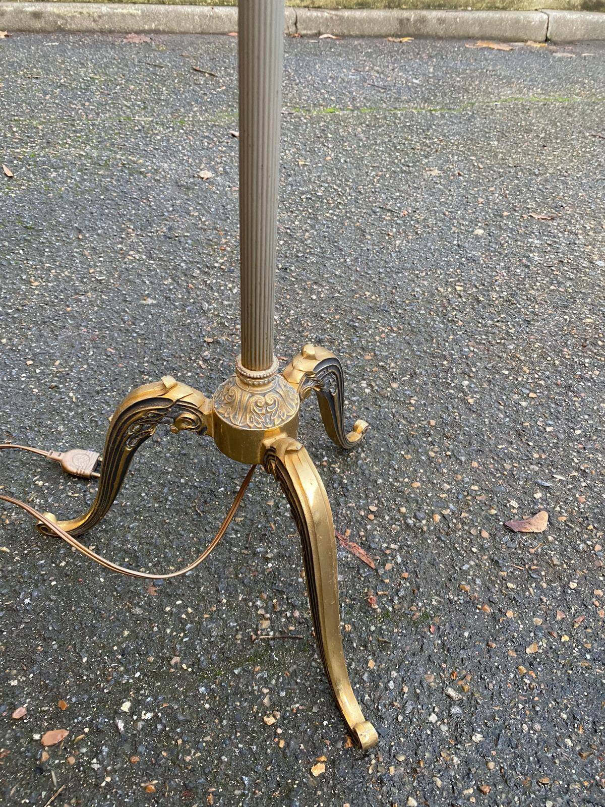Lampadaire en laiton doré tripode 171cm 1950