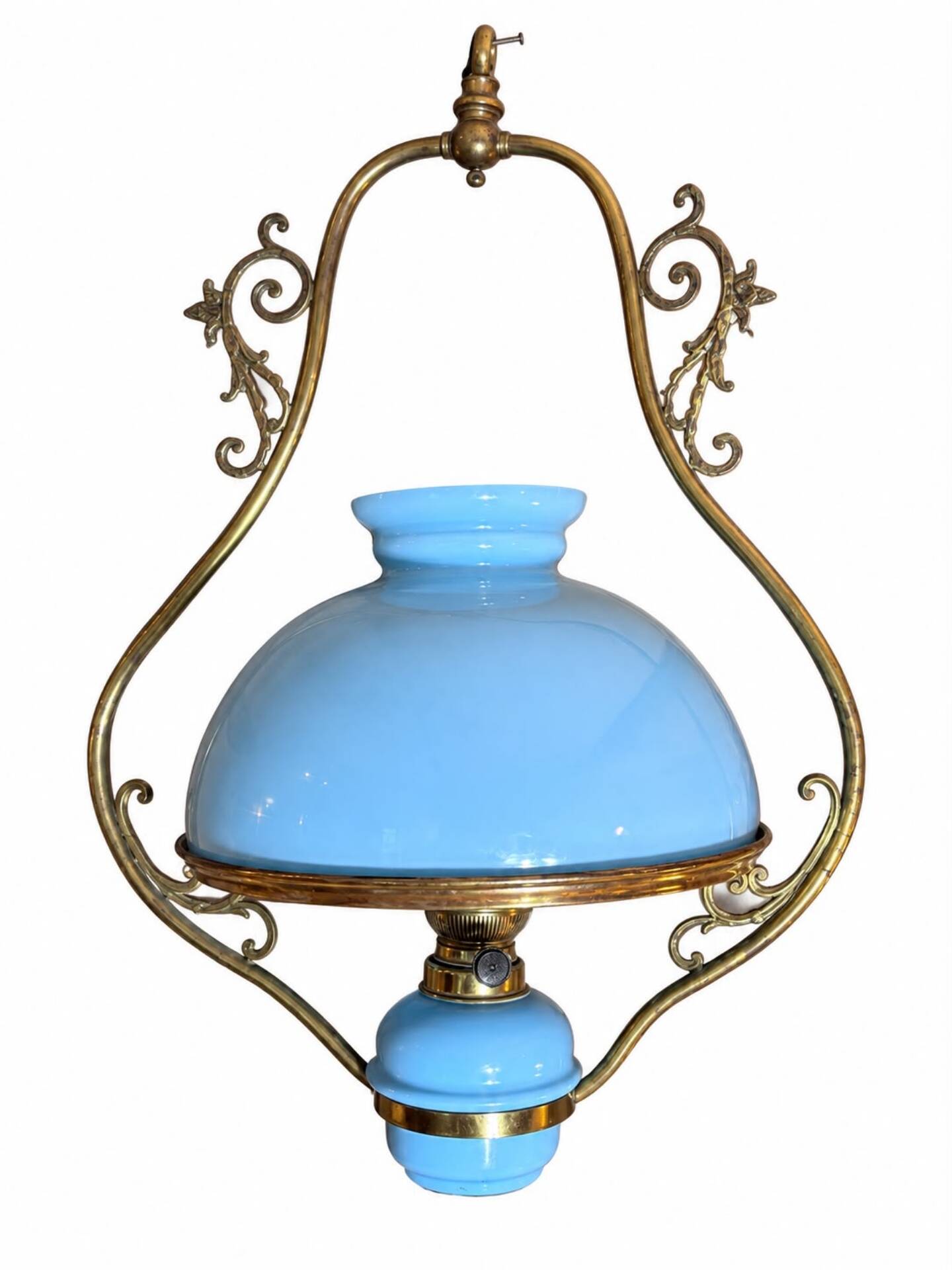 Suspension in electrified blue opaline.