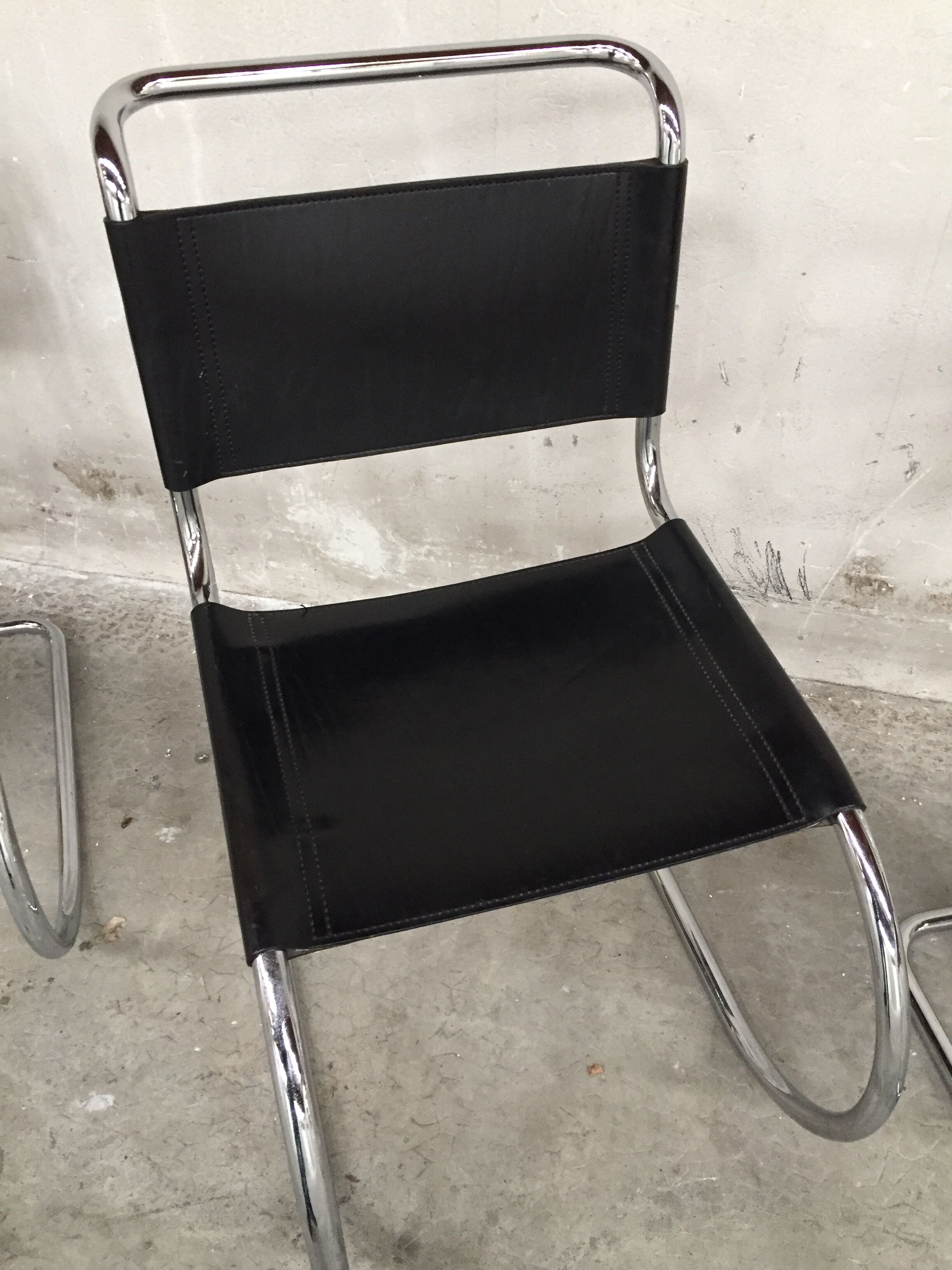 Set of 4 black leather chairs by Ludwig Mies Van Der Rohe