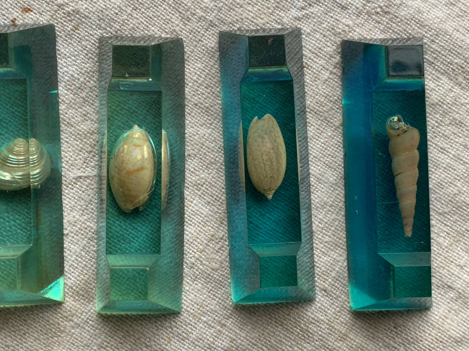 Shell-inclusion resin knife rest 1950