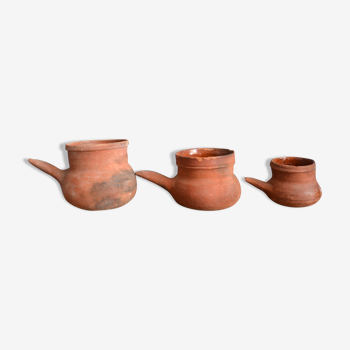 Trio de pots verseuses anciens en terre cuite