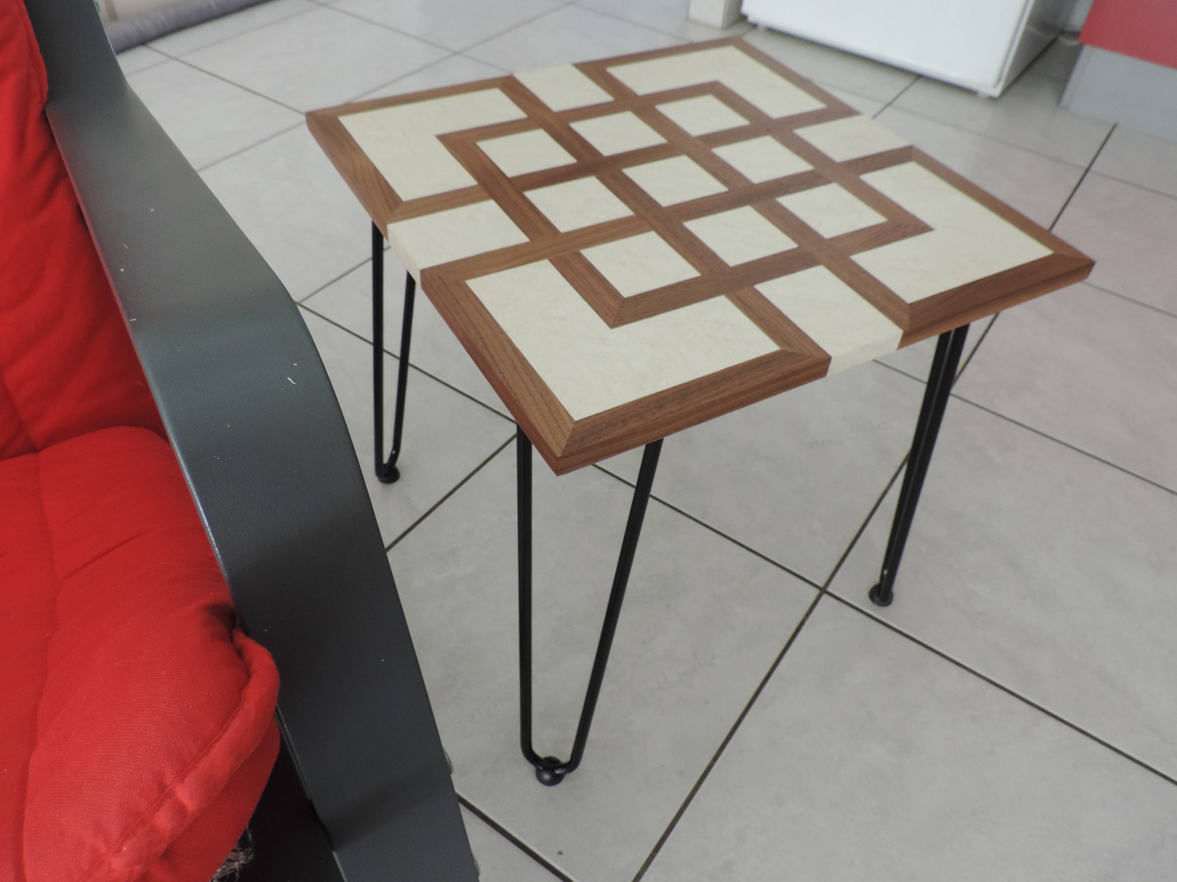 Table d'appoint en noyer américain et érable moucheté blanchi