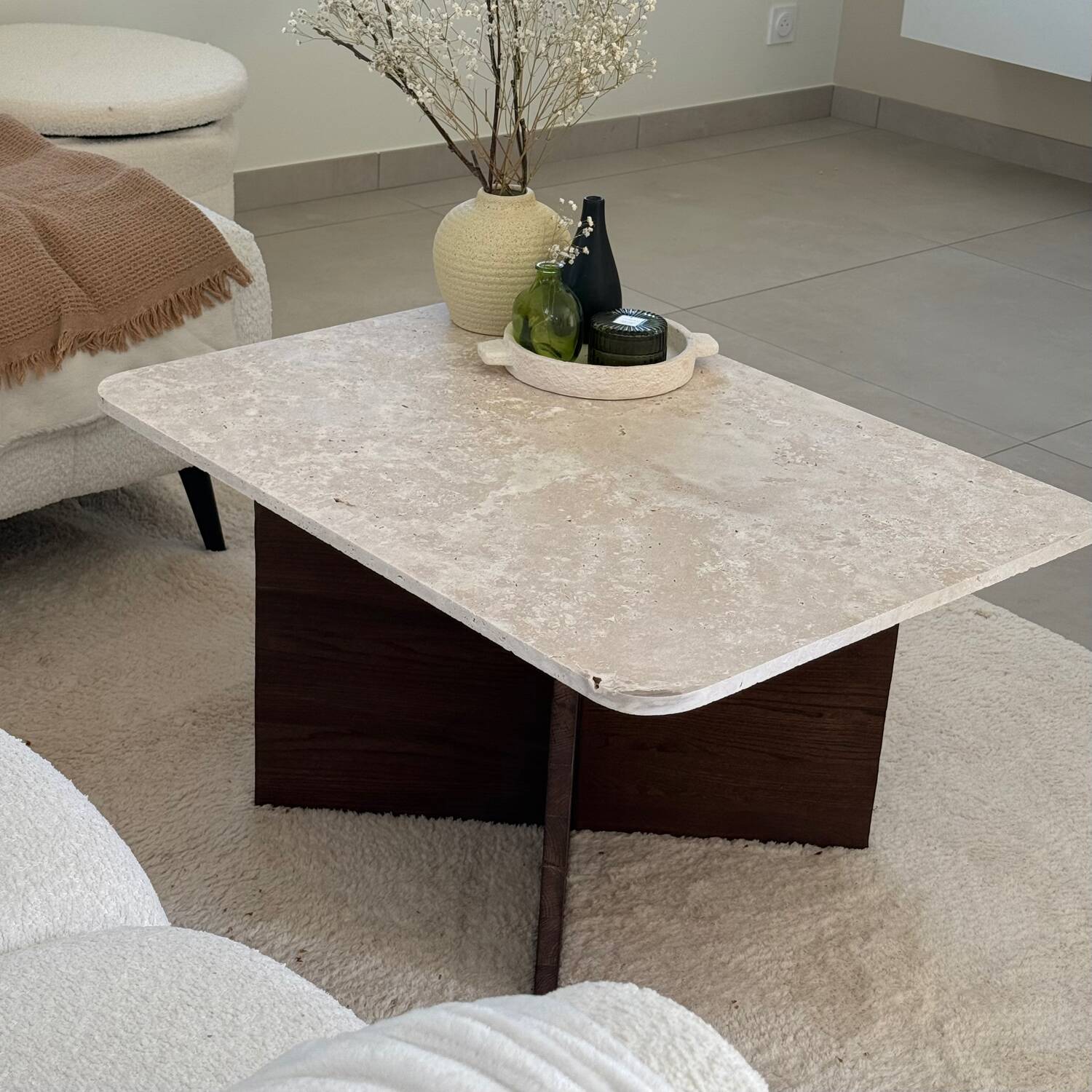 Rectangular coffee table in travertine and dark oak.