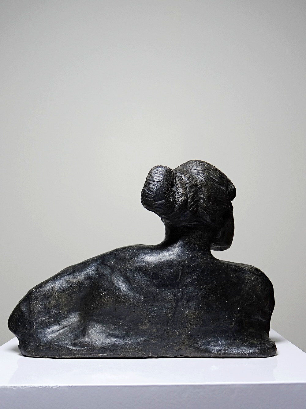 20th-century ceramic bust of a woman, art craft to be identified.