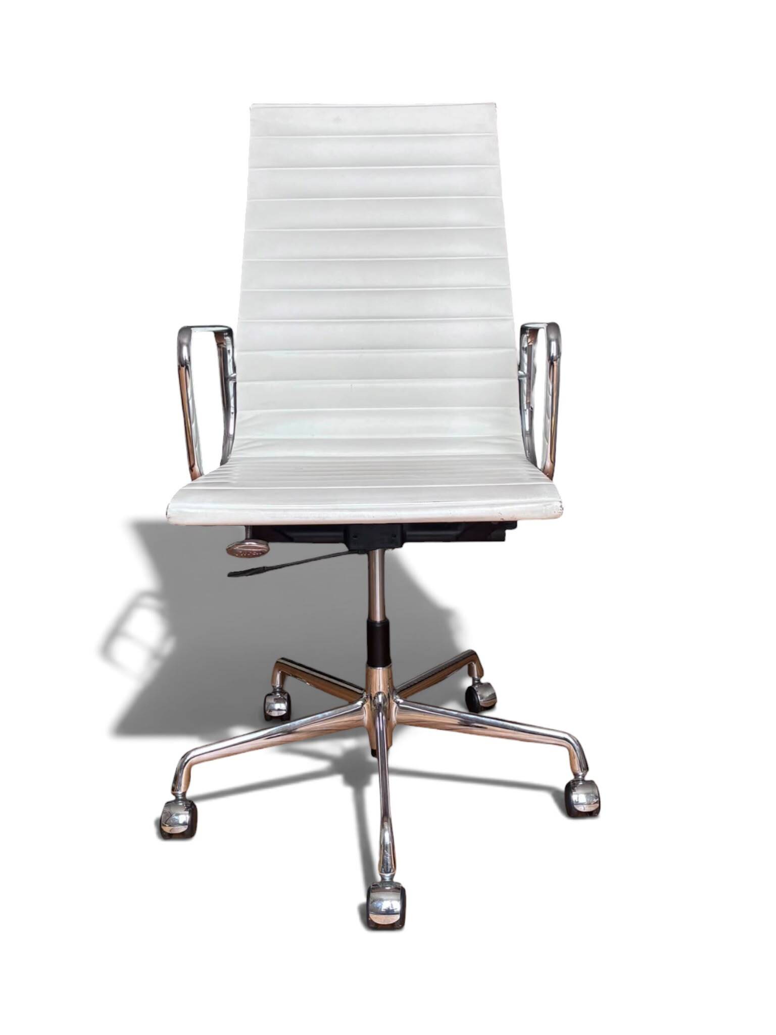 Fauteuil de Bureau Eames EA 119 Cuir Blanc (Herman Miller / Vitra 1970)
