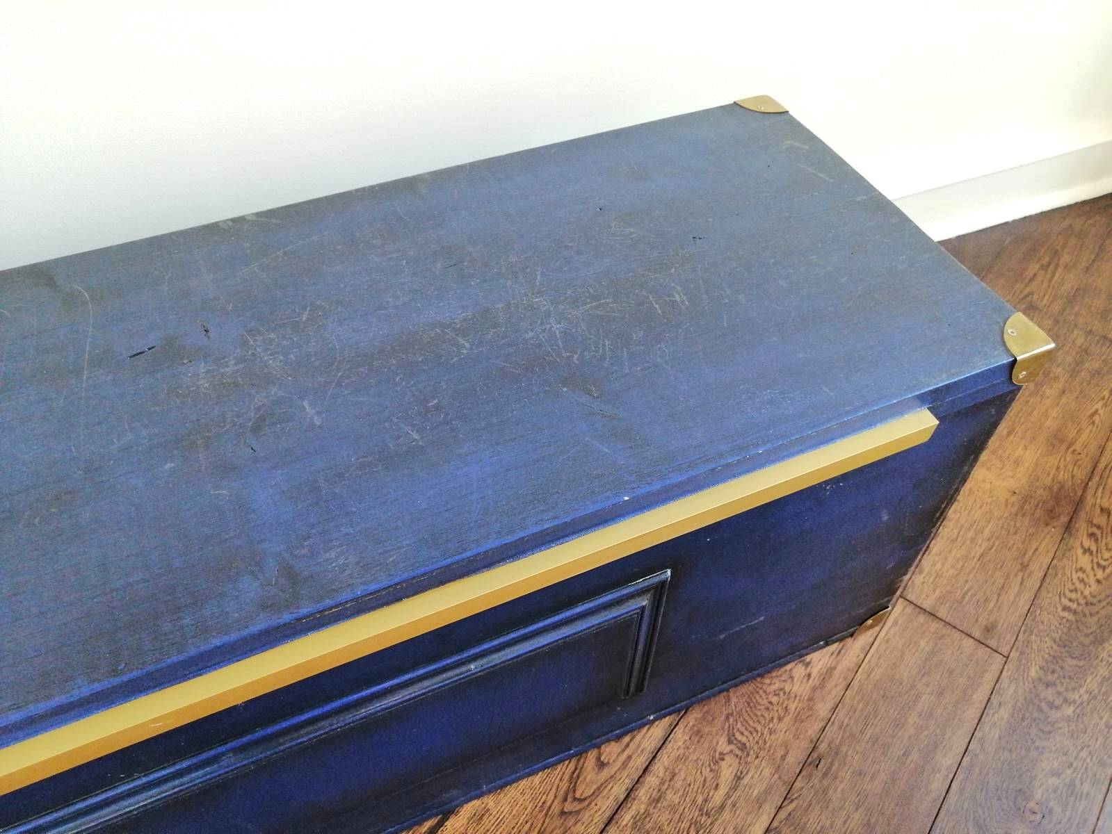 Coffre malle - banc en bois massif bleu Majorelle & laiton doré