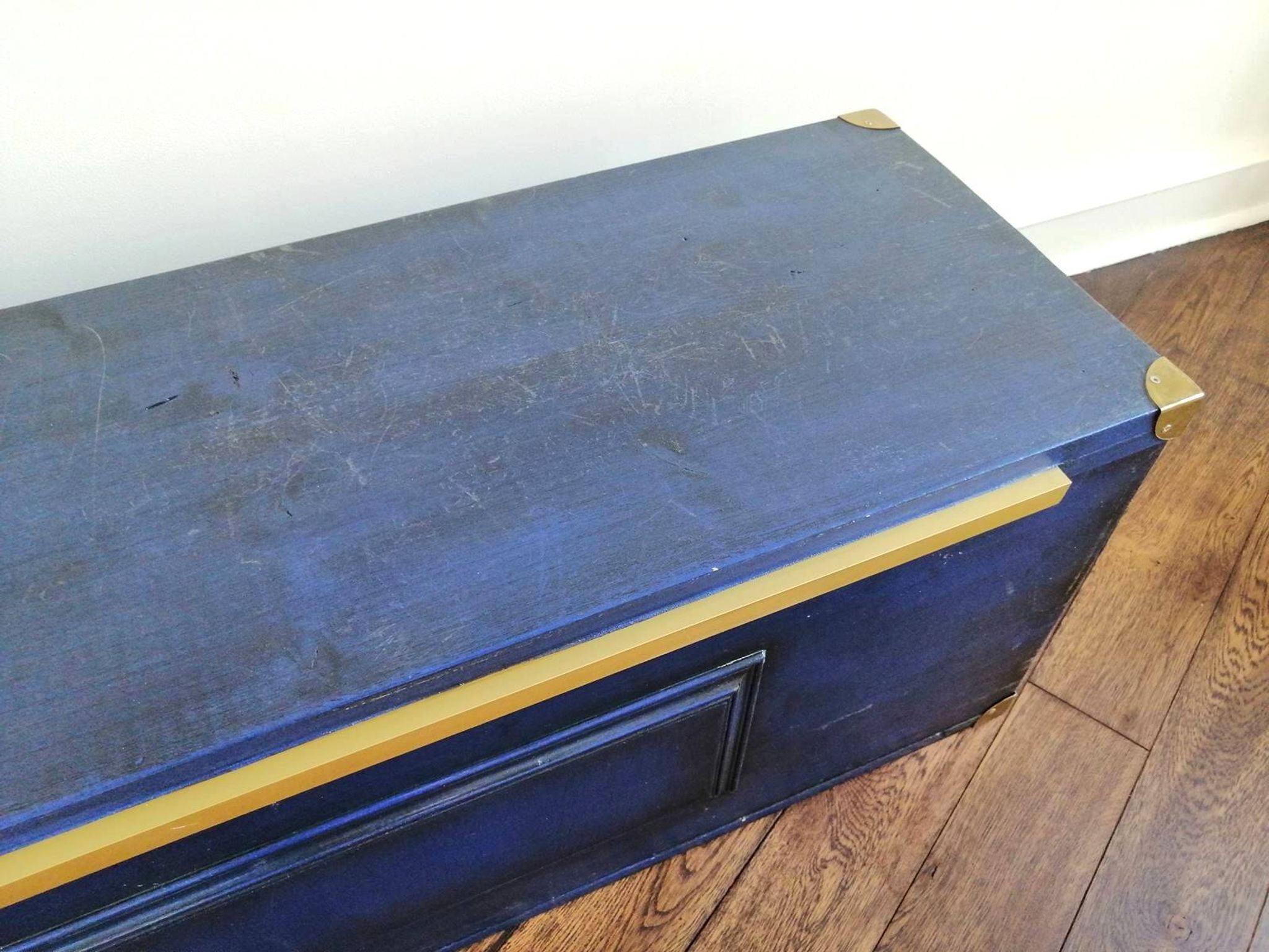 Trunk chest - bench in Majorelle blue solid wood & golden brass