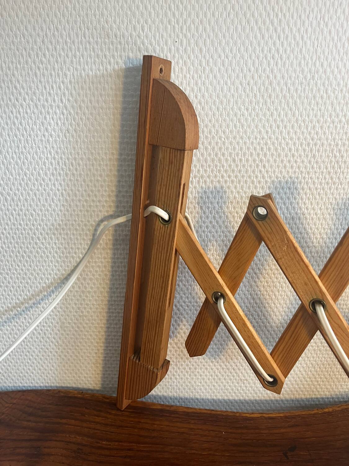 Accordion wall lamp in wood and wavy opaline