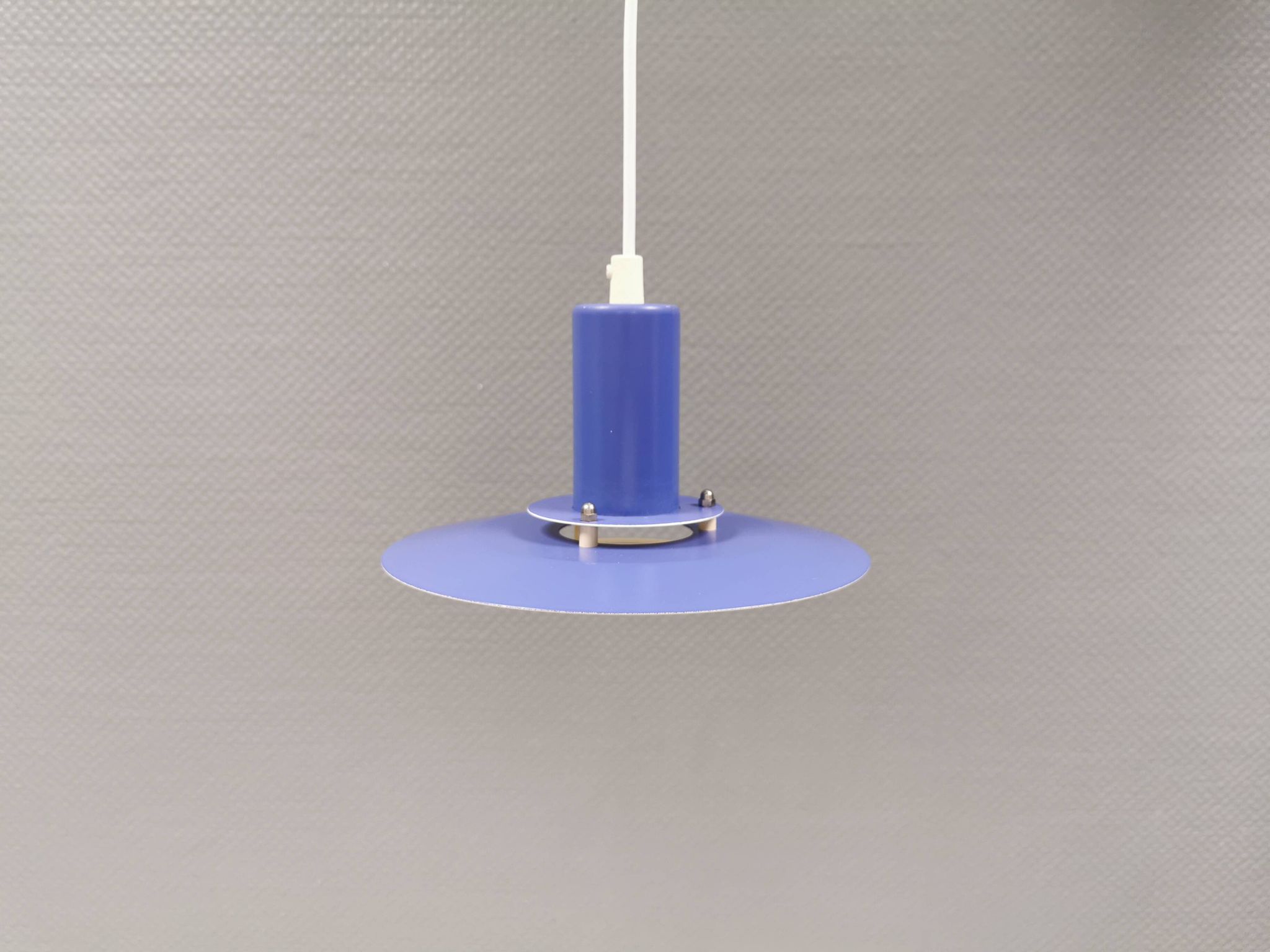 Une lampe suspendue minimaliste bleue de Lyfa Danemark des années 1980.