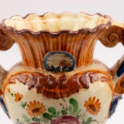 Sublime Capodimonte vase with white and yellow floral patterns.