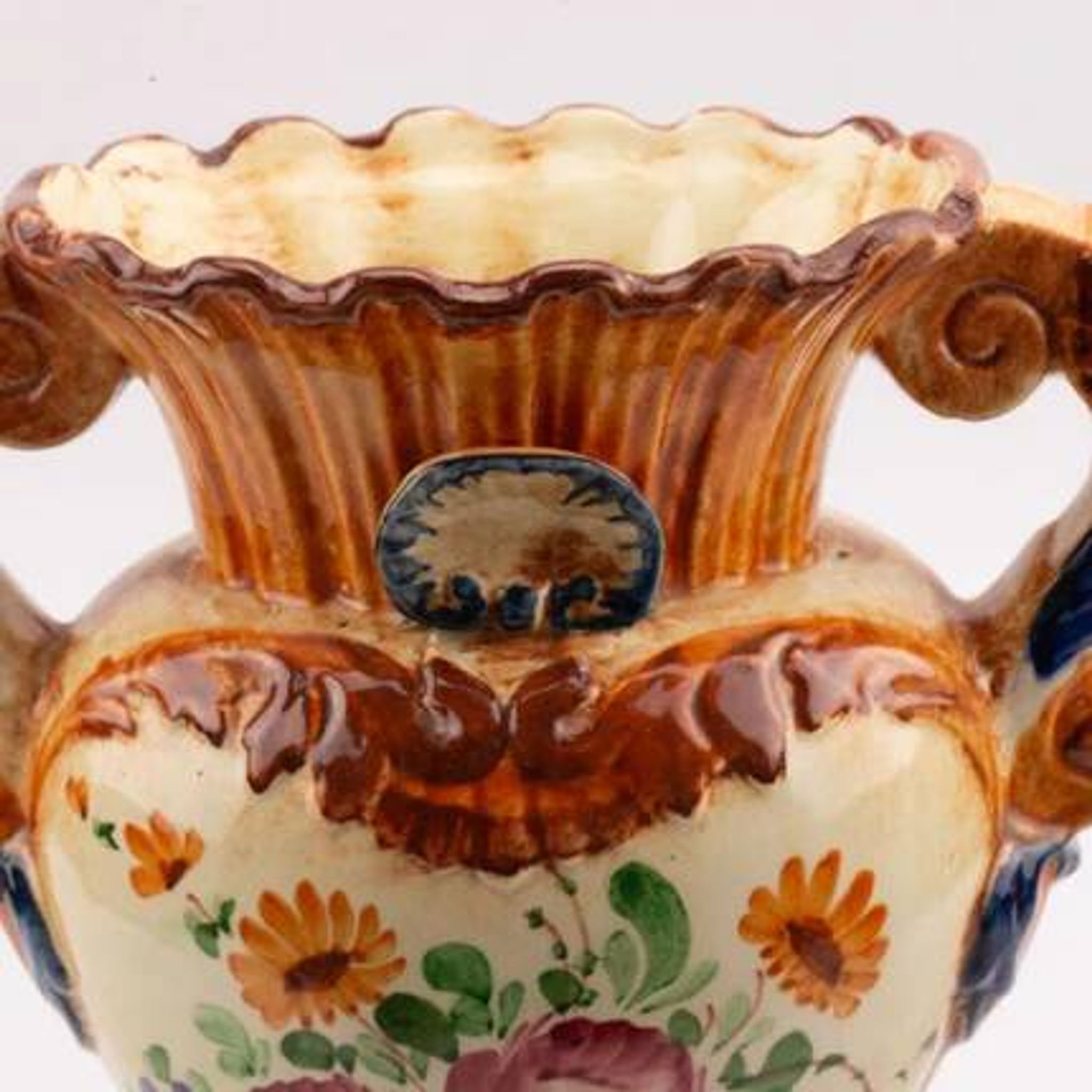 Sublime Capodimonte vase with white and yellow floral patterns.
