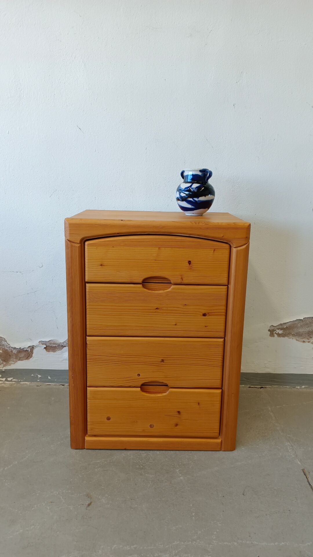 Pine chest of drawers