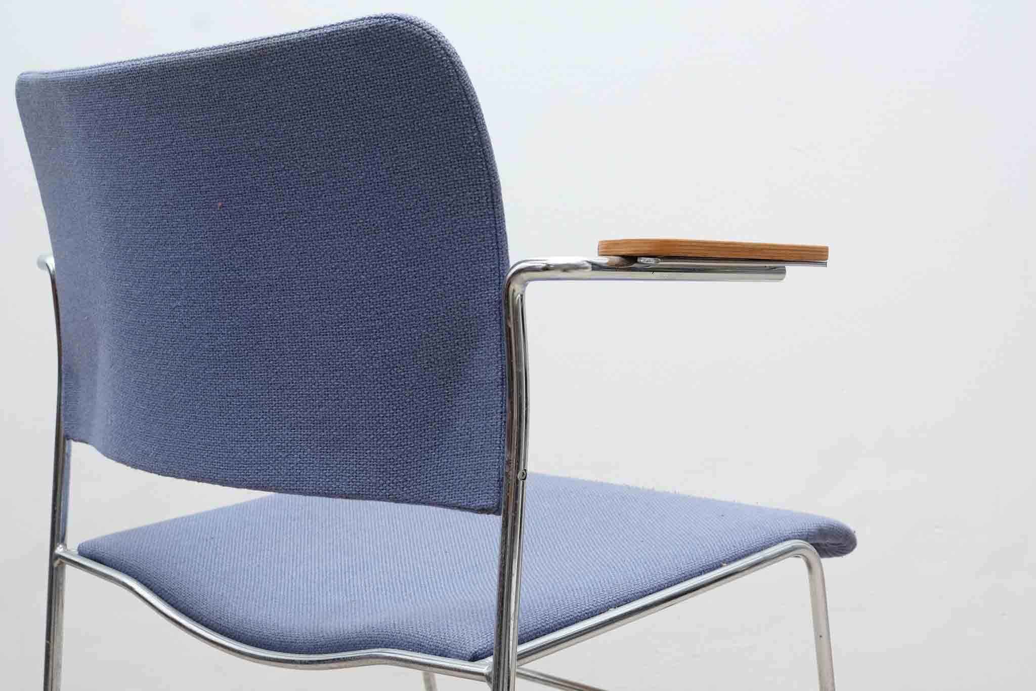 Chaise Howe 4/40 accoudoirs bleue et chrome par David Rowland