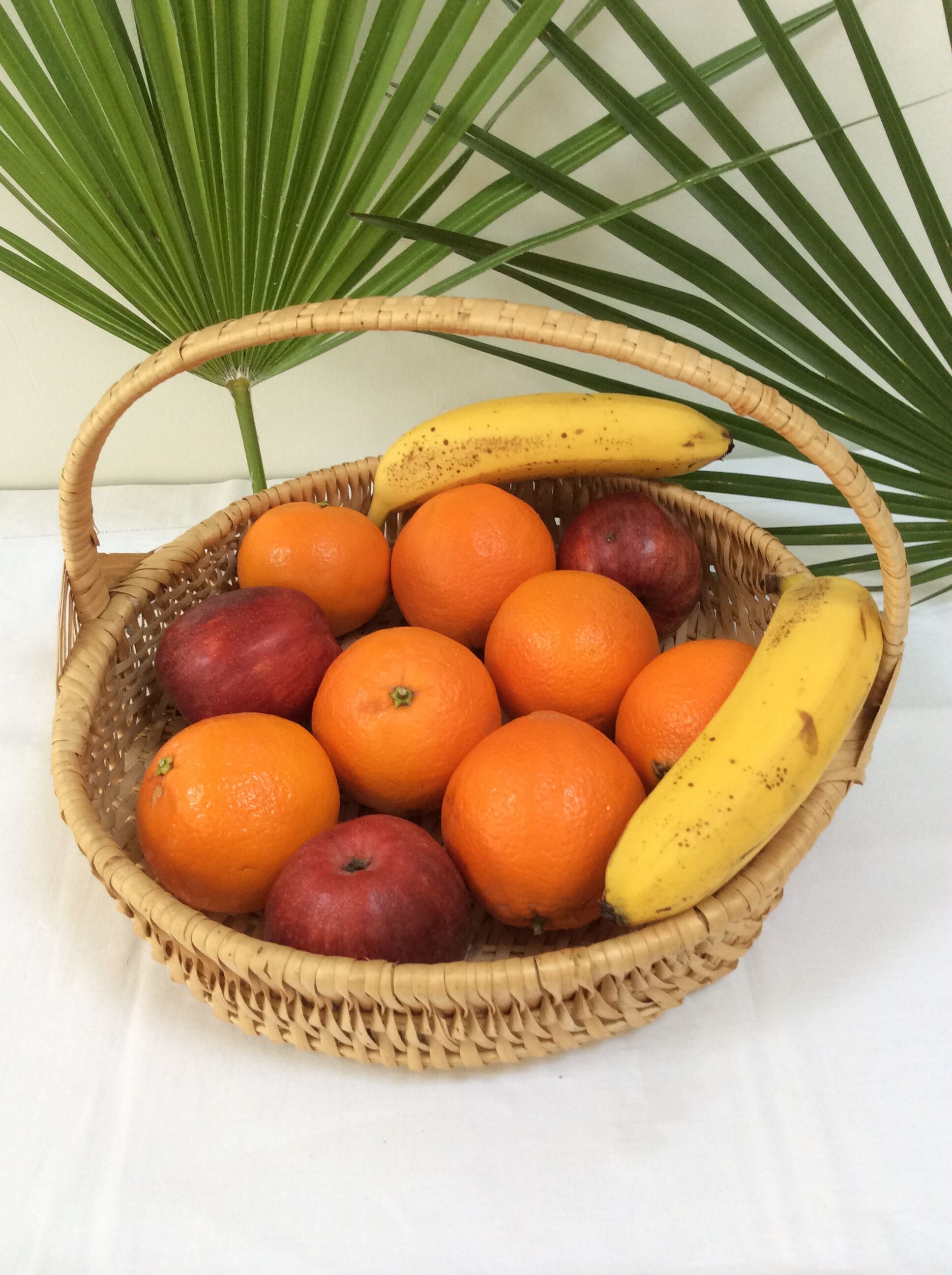 Round basket with loop wicker raffia 60s